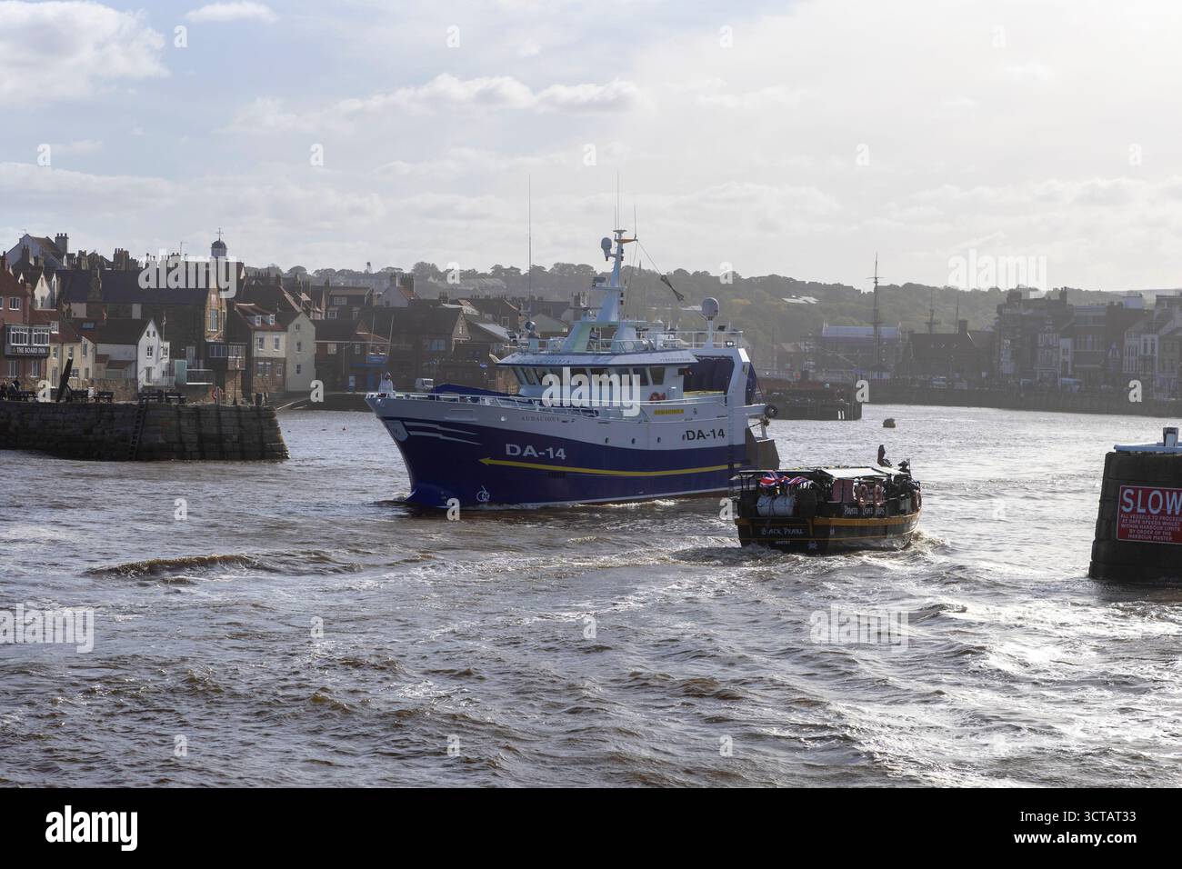 Doppio carro di perforazione 25 m, congelatore per gamberi, Audacious da 14 per la navigazione Clogherhead nel porto di Whitby Foto Stock