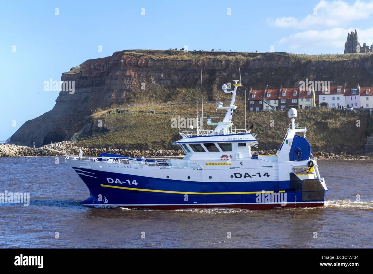 Doppio carro di perforazione 25 m, congelatore per gamberi, Audacious da 14 per la navigazione Clogherhead nel porto di Whitby Foto Stock