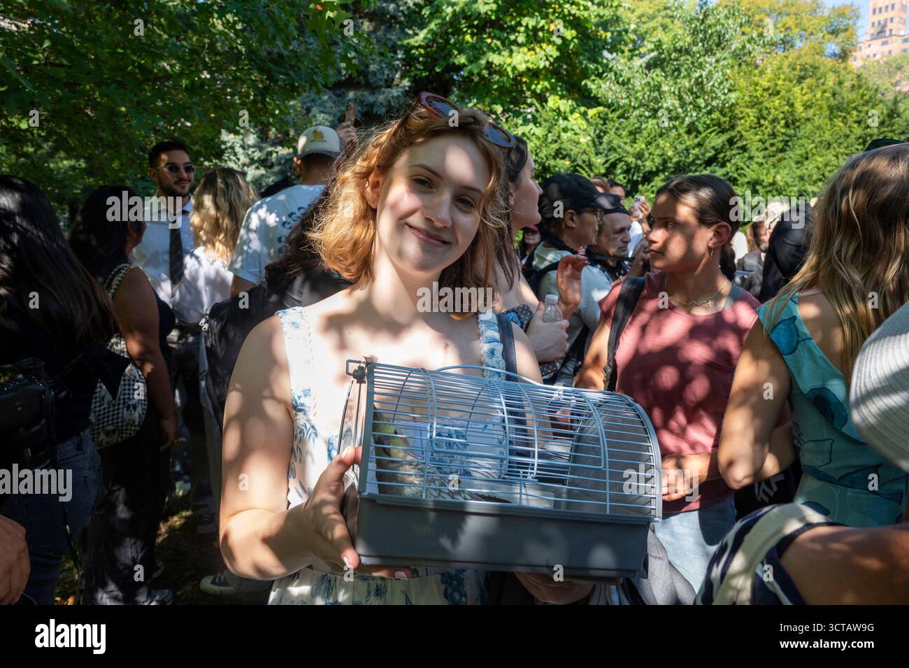 New York, New York, Stati Uniti. 5 ottobre 2025. (NUOVO) Festa di San Francesco Benedizione degli animali al St John Divine di New York. 5 ottobre 2025, New York, New York, USA: Una donna tiene il suo uccello alla Benedizione degli animali nella Cattedrale di St. John the Divine il 5 ottobre 2025 a New York. In onore di San Francesco d'Assisi, santo patrono degli animali e dell'ambiente, i cristiani celebrano con la benedizione degli animali e la preghiera. Crediti: ZUMA Press, Inc./Alamy Live News Foto Stock