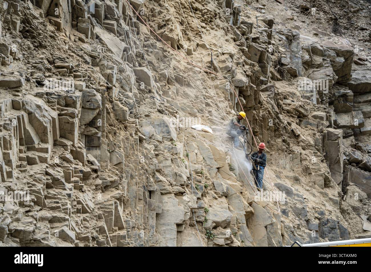 Lavoratori cinesi ad alto rischio che proteggono le aspre colline, Xiaojin, contea di Ngawa, prefettura autonoma tibetana di Garzê, Sichuan, Cina. Foto Stock