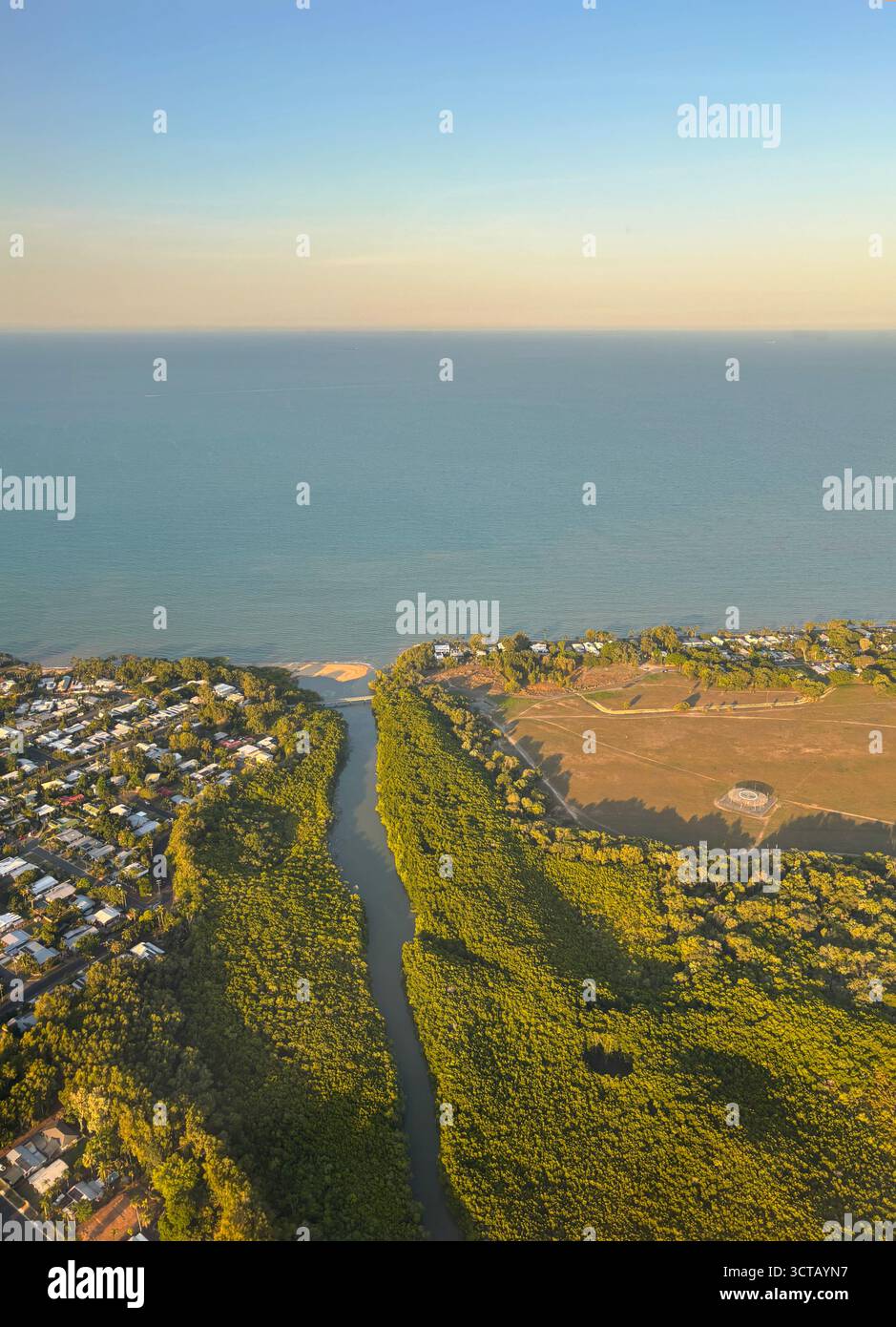 Vista aerea di Barr Creek e ponte pedonale vicino a Mouth, Betwen Holloways Beach e Machans Beach, Cairns, Queensland, Australia. Nessuna PR - Immagine stock catturata con smartphone