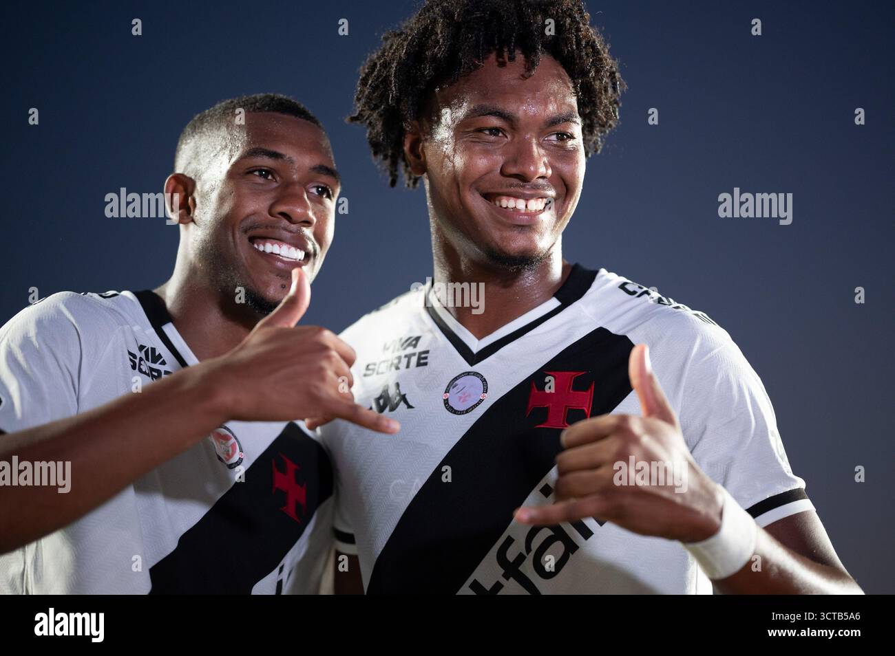 Rio De Janeiro, Brasile. 5 ottobre 2025. RJ - RIO DE JANEIRO - 10/05/2025 - BRASILIANO A 2025, VASCO x VITORIA - GB giocatore di Vasco e Rayan giocatore della sua squadra durante la partita contro Vitoria allo stadio Sao Januario per il campionato brasiliano A 2025. Foto: Jorge Rodrigues/AGIF (foto di Jorge Rodrigues/AGIF/Sipa USA) credito: SIPA USA/Alamy Live News Foto Stock