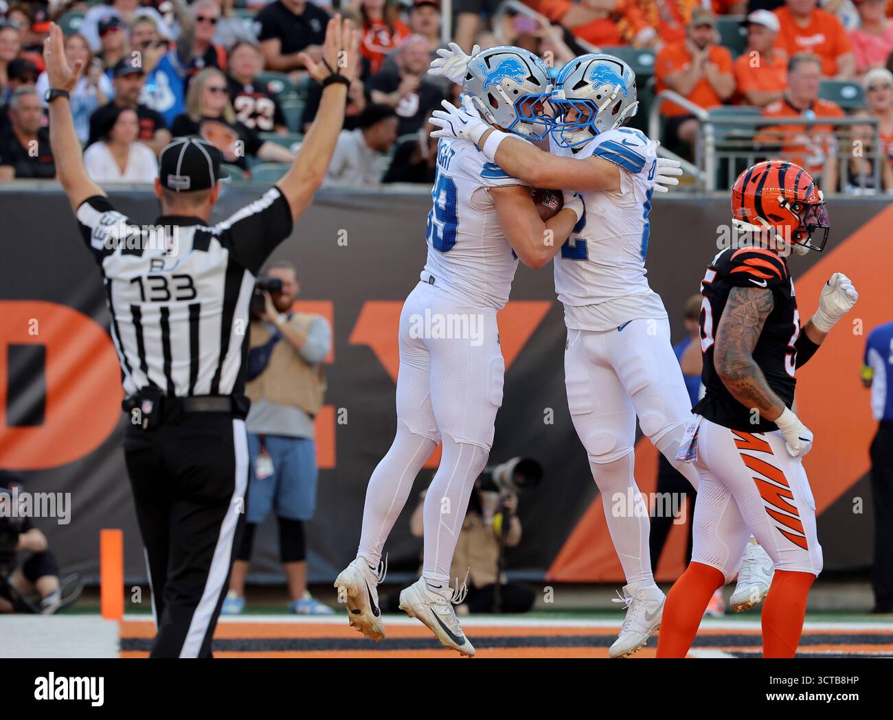 Cincinnati, Stati Uniti. 5 ottobre 2025. Il tight end dei Detroit Lions Brock Wright (89) celebra la sua ricezione da touchdown contro i Cincinnati Bengals durante la prima metà della partita al Paycor Stadium domenica 5 ottobre 2025 a Cincinnati. Ohio foto di John Sommers II/UPI crediti: UPI/Alamy Live News Foto Stock
