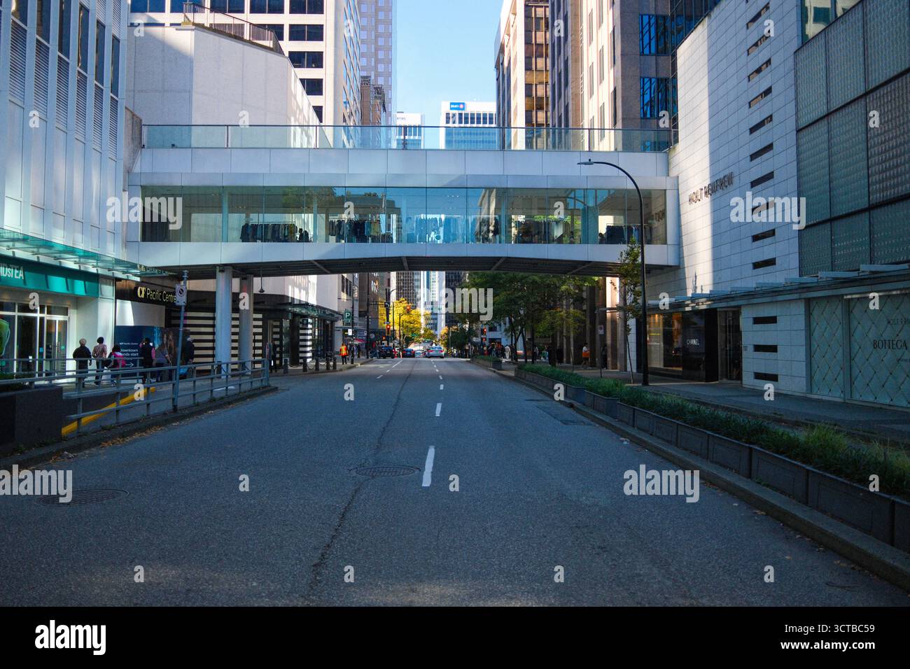 Il cavalcavia lungo Dunsmuir Street collega entrambi i lati del Pacific Centre Mall nel centro di Vancouver, BC. Foto Stock