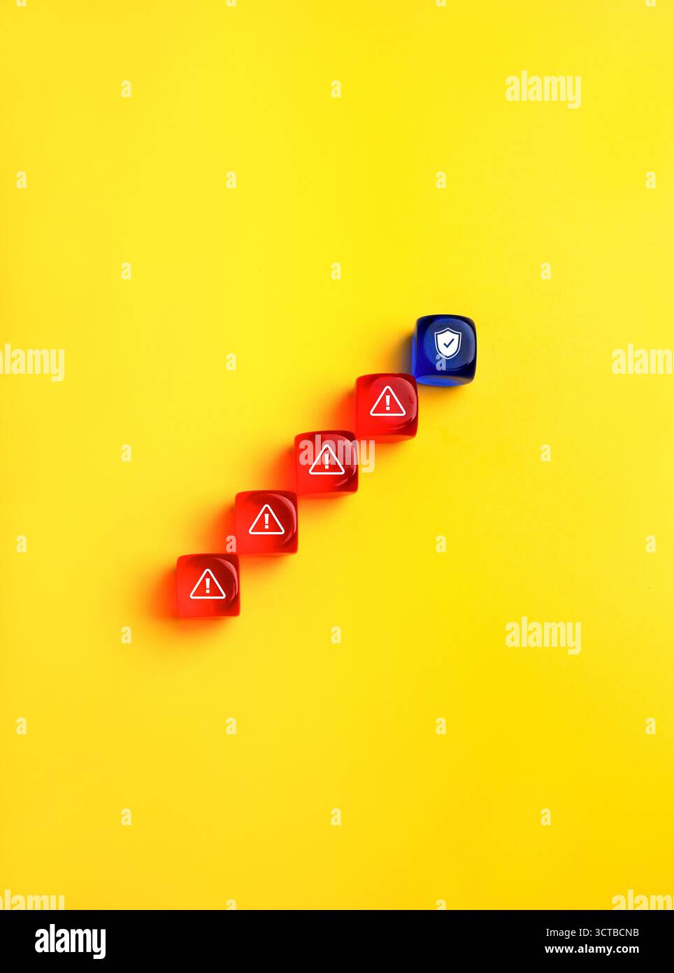 Concetto di sicurezza informatica con icone di avvertimento rosse che indicano uno scudo di sicurezza blu su sfondo giallo. Simbolizzazione delle minacce di truffa, escalation dei rischi online, Foto Stock