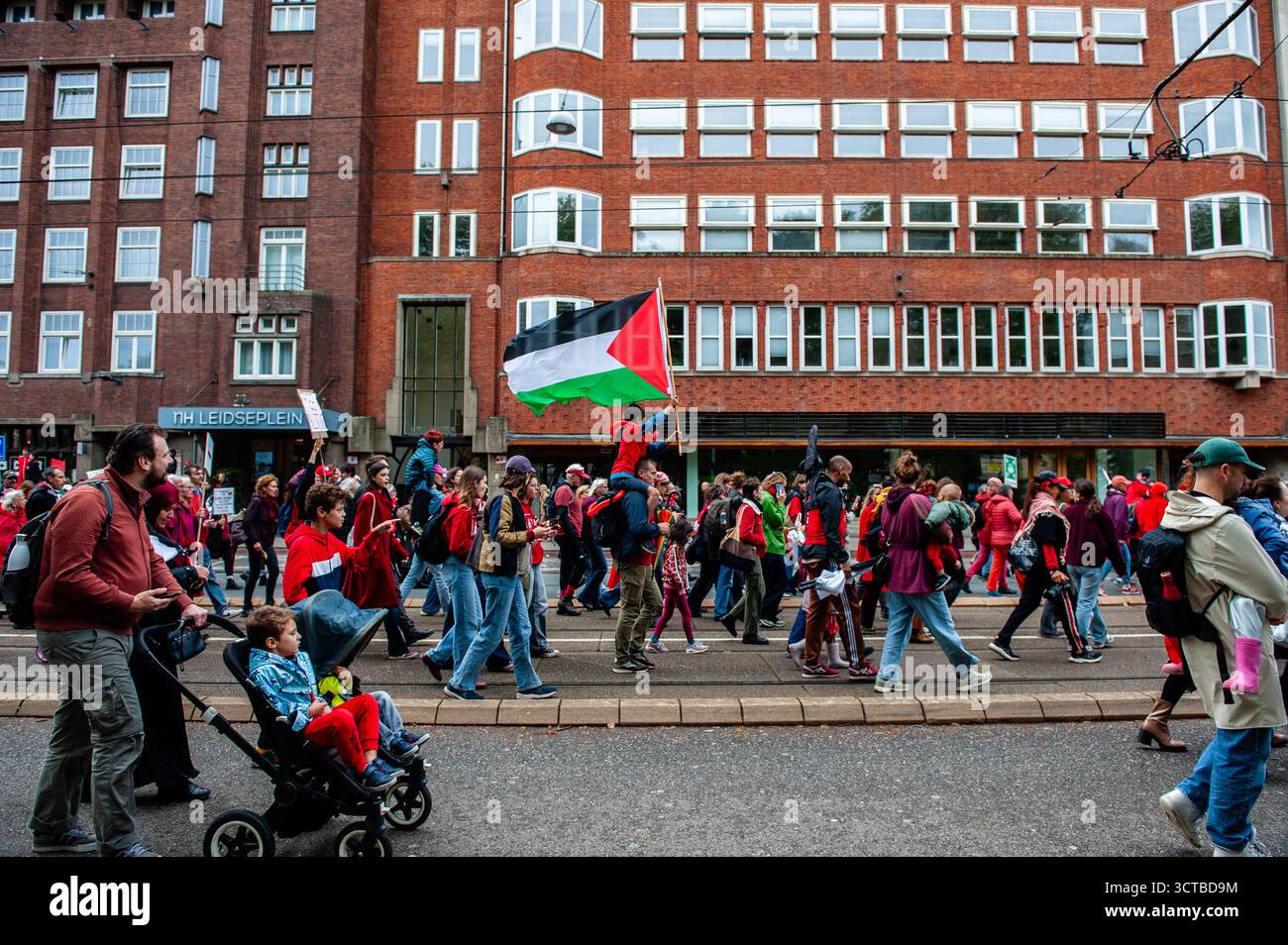 5 ottobre, Amsterdam. Circa 250.000 persone hanno marciato in una massiccia protesta ad Amsterdam, chiedendo al governo olandese di assumere una posizione più ferma contro Israele e di contribuire a porre fine alla violenza genocida a Gaza. Foto Stock