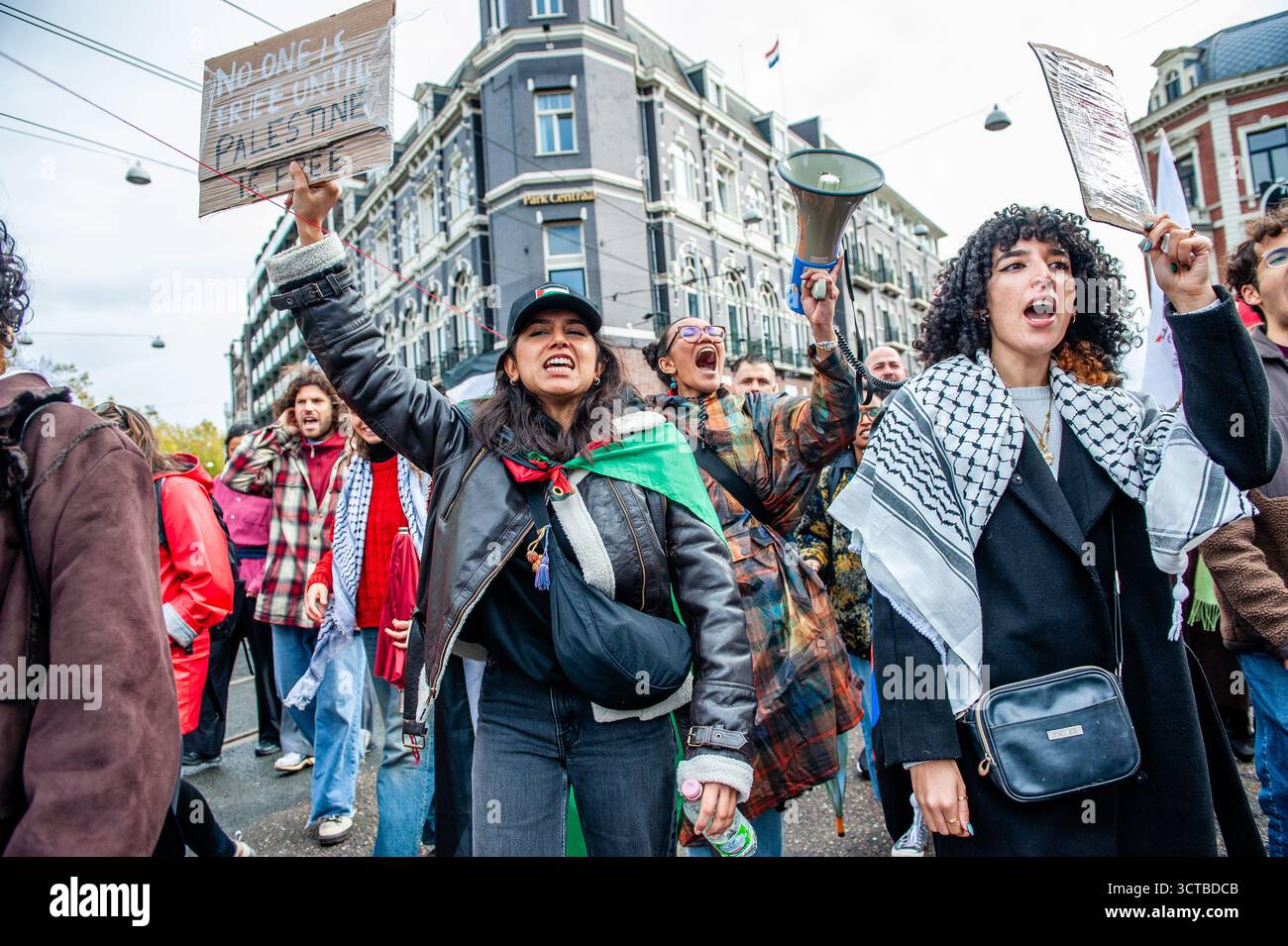 5 ottobre, Amsterdam. Circa 250.000 persone hanno marciato in una massiccia protesta ad Amsterdam, chiedendo al governo olandese di assumere una posizione più ferma contro Israele e di contribuire a porre fine alla violenza genocida a Gaza. Foto Stock