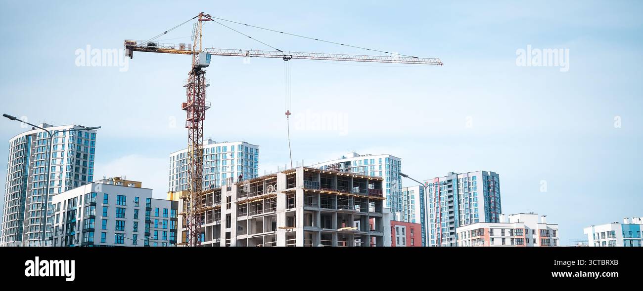 Gru da costruzione nella costruzione di edifici a più piani Foto Stock