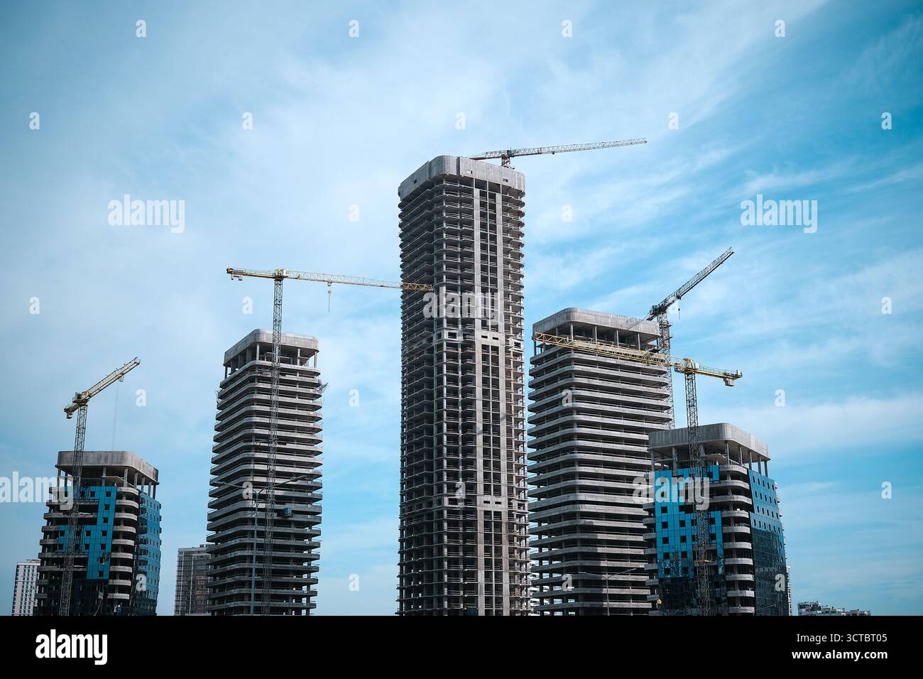 Una stroika di edifici a più piani sullo sfondo di un cielo blu Foto Stock