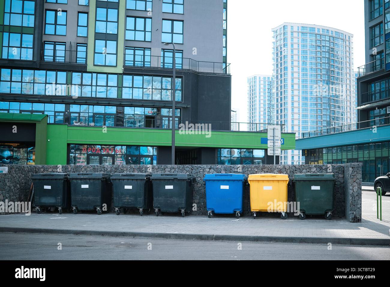 Sito contenitore urbano per la raccolta differenziata dei rifiuti Foto Stock