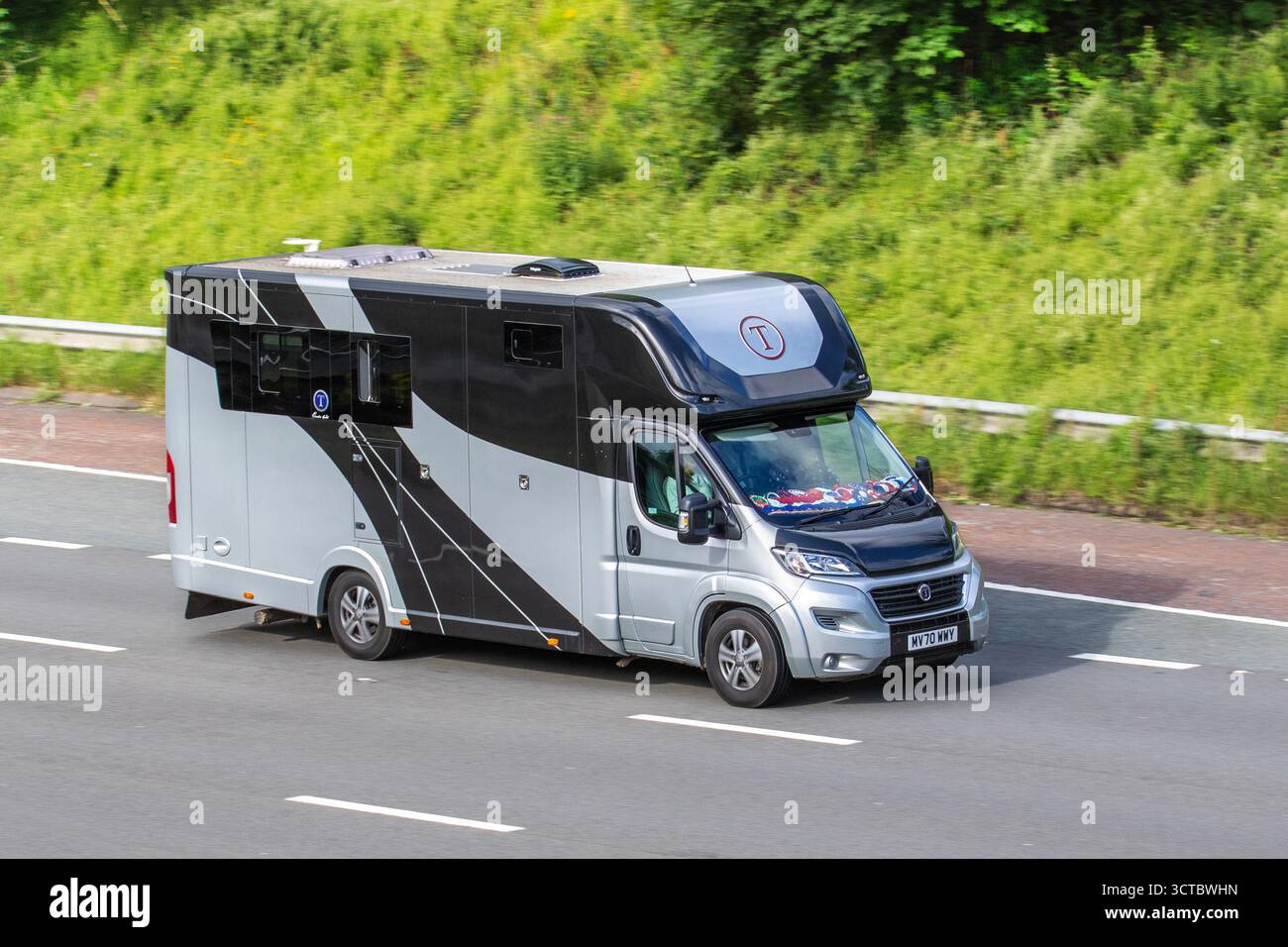 2020 Grigio Fiat Ducato 42 Multijet II S-A Diesel 2287 cc; viaggia sull'autostrada M61 a Manchester, Regno Unito Foto Stock