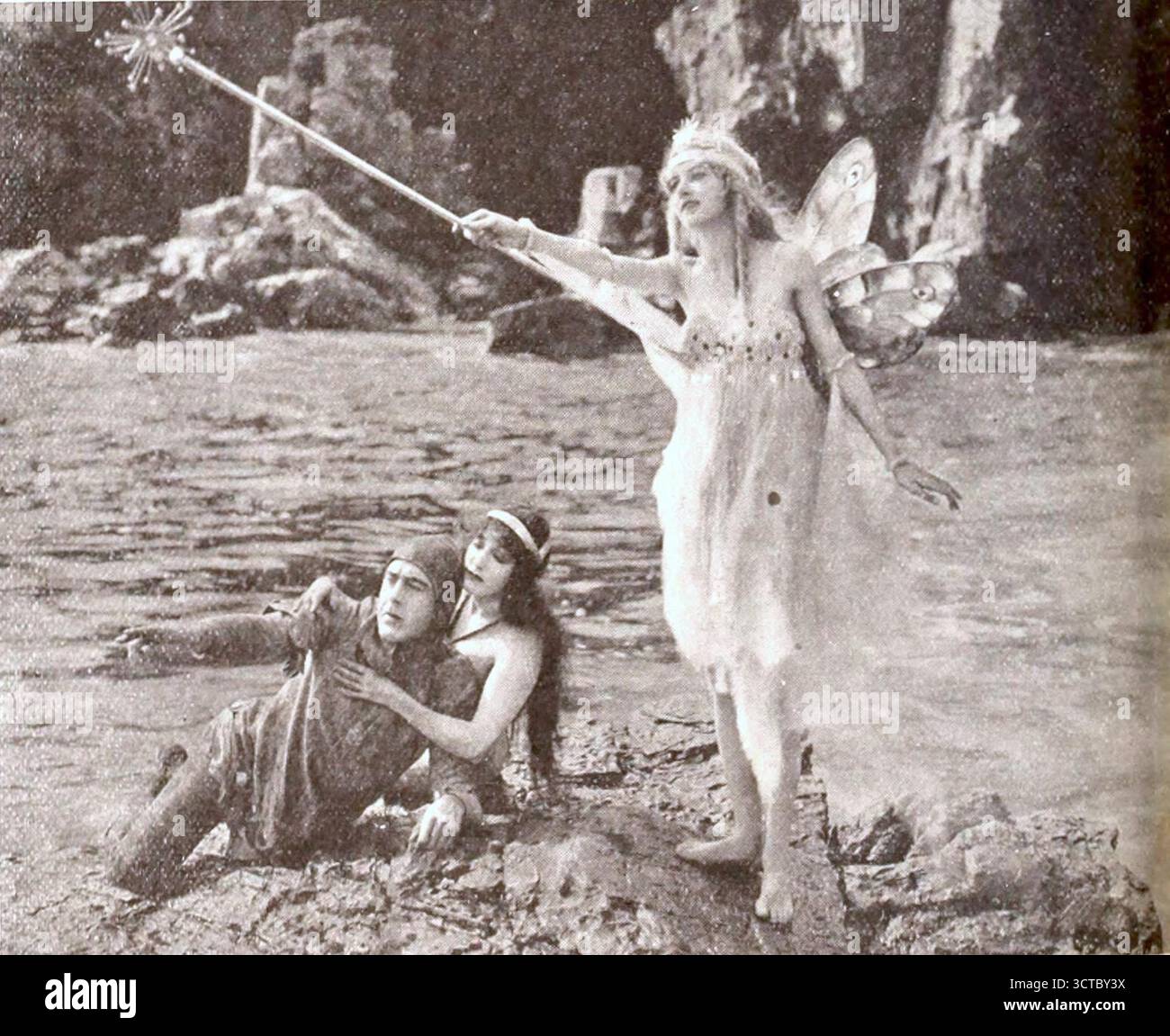 Sempre dal film americano Queen of the Sea (1918) con Hugh Thompson, Annette Kellerman e Beth Ivins (in piedi), a pagina 12 del 30 marzo 1918 Espositori Herald. Foto Stock