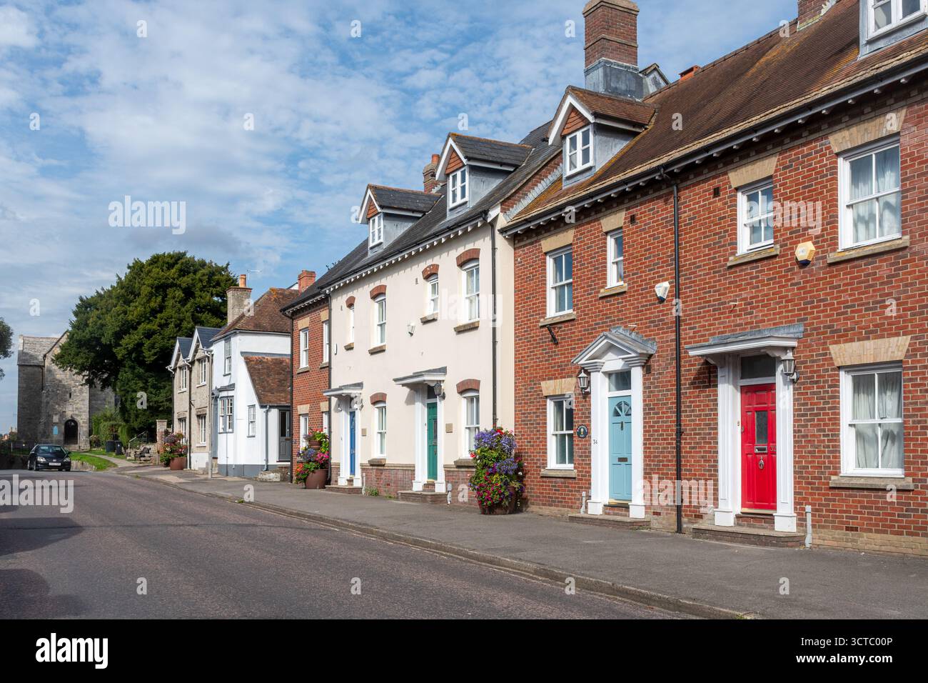 Vista lungo North Street a Wareham, Dorset, Inghilterra, Regno Unito, con la chiesa di San Martino Foto Stock