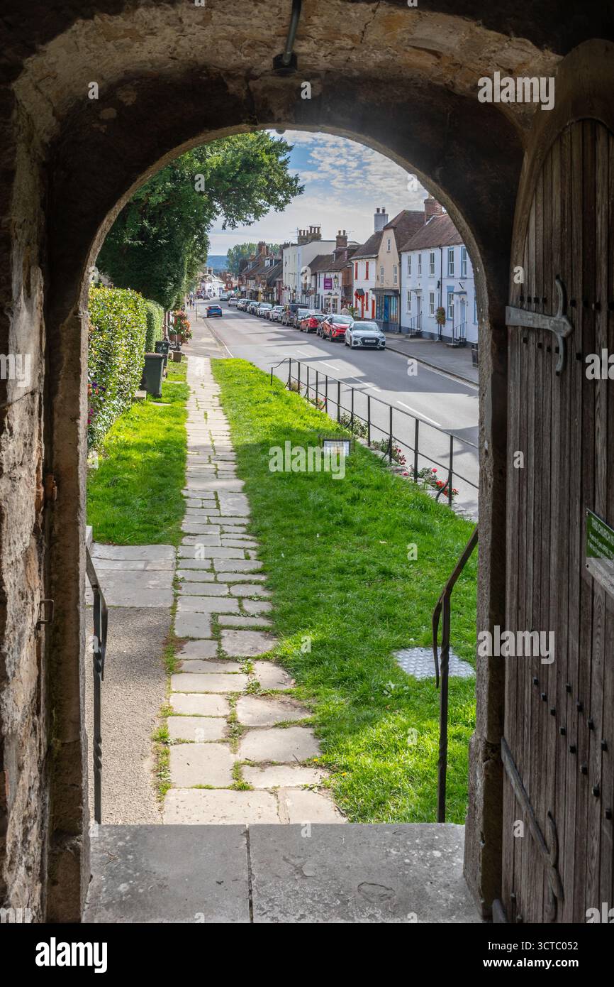 Vista di North Street nella città di Wareham nel Dorset dal portico ad arco della chiesa di San Martino, Inghilterra, Regno Unito Foto Stock