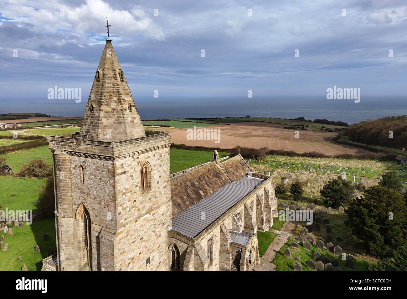Church of St Oswald, Lythe, è la chiesa parrocchiale del villaggio di Lythe nel North Yorkshire Foto Stock