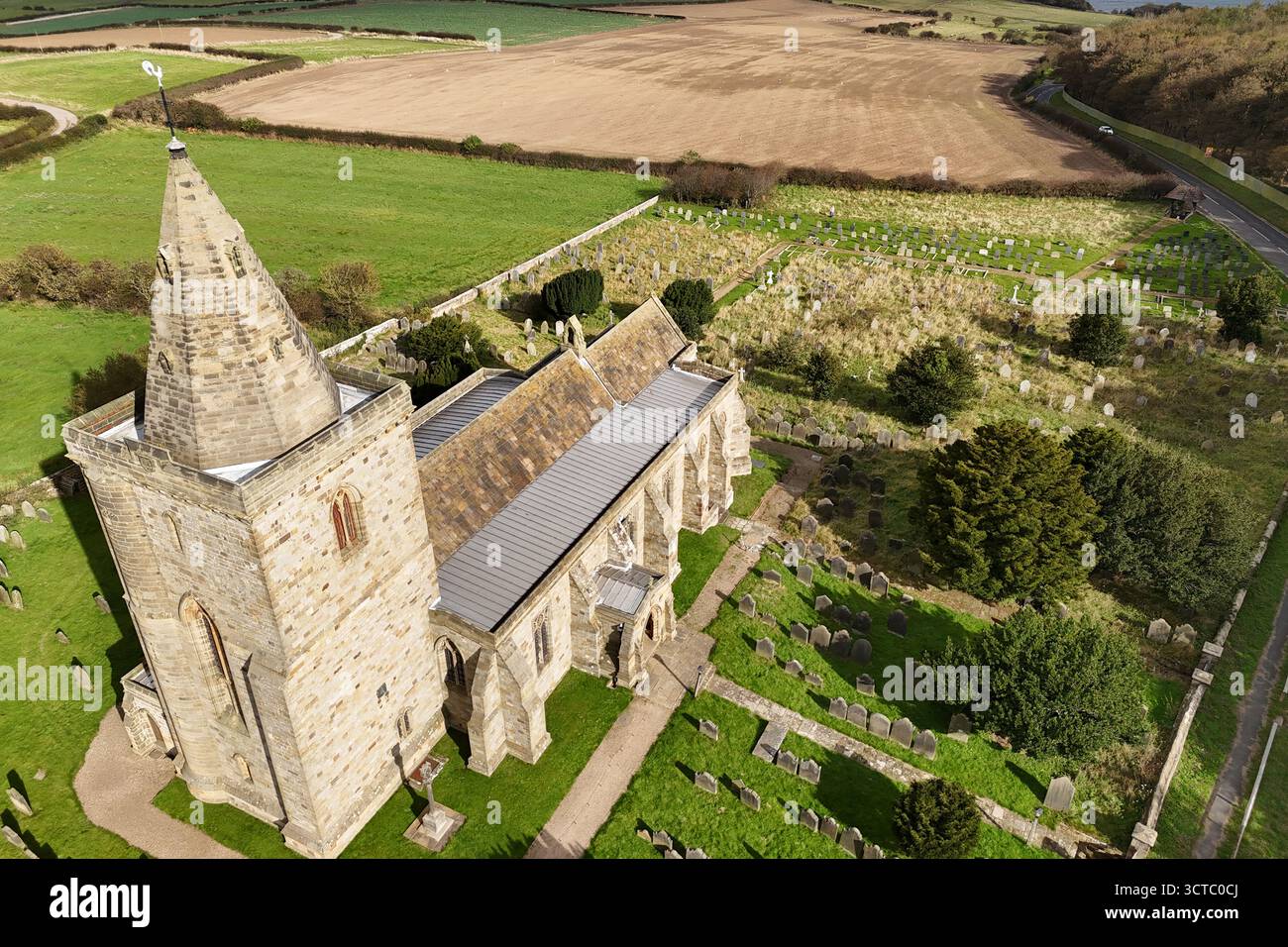 Church of St Oswald, Lythe, è la chiesa parrocchiale del villaggio di Lythe nel North Yorkshire Foto Stock