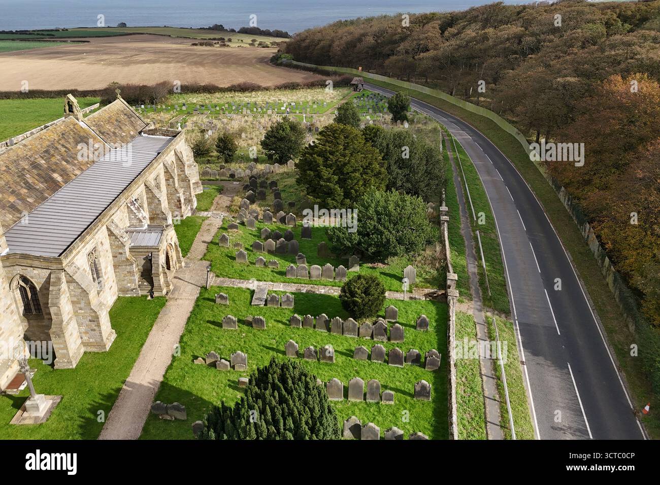 Church of St Oswald, Lythe, è la chiesa parrocchiale del villaggio di Lythe nel North Yorkshire Foto Stock