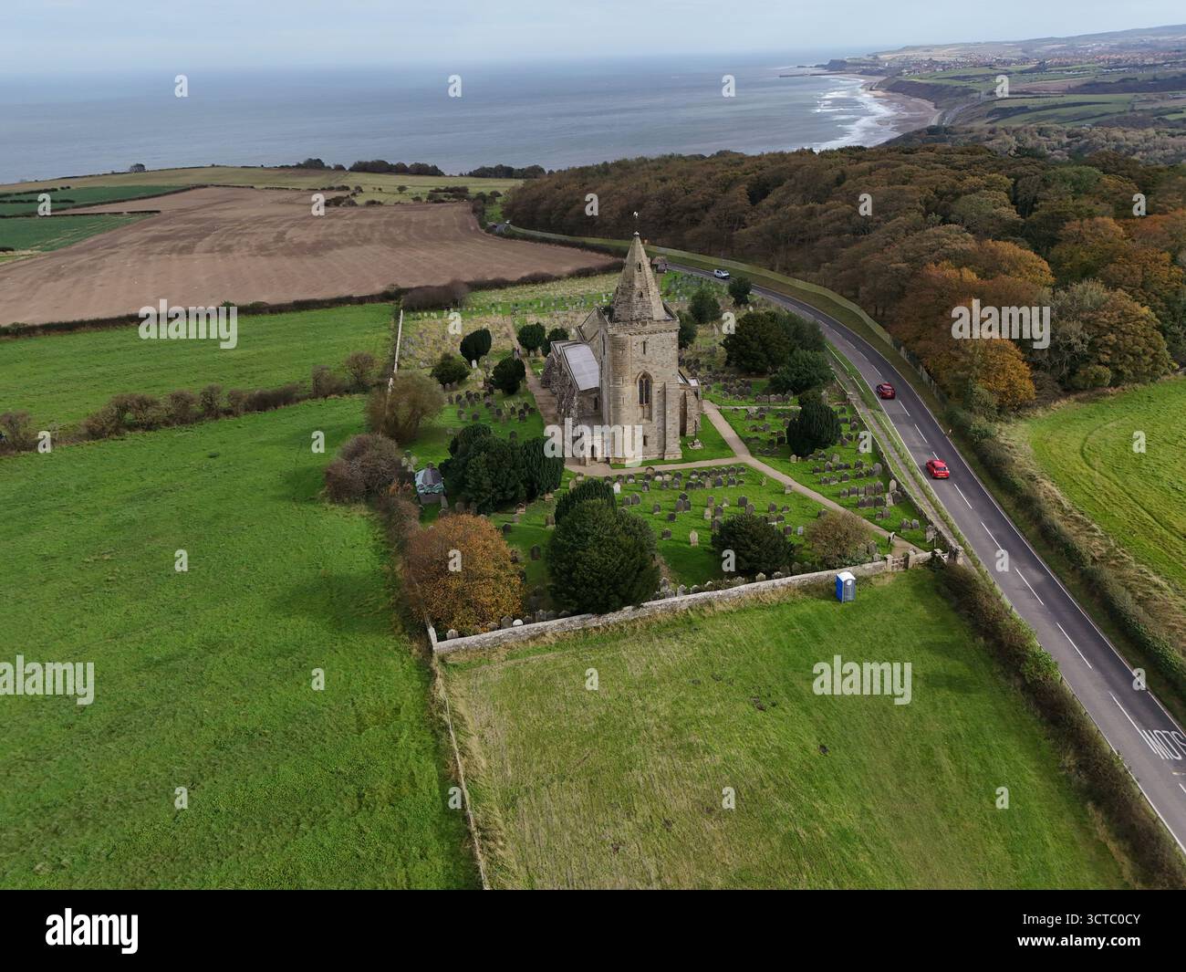 Church of St Oswald, Lythe, è la chiesa parrocchiale del villaggio di Lythe nel North Yorkshire Foto Stock