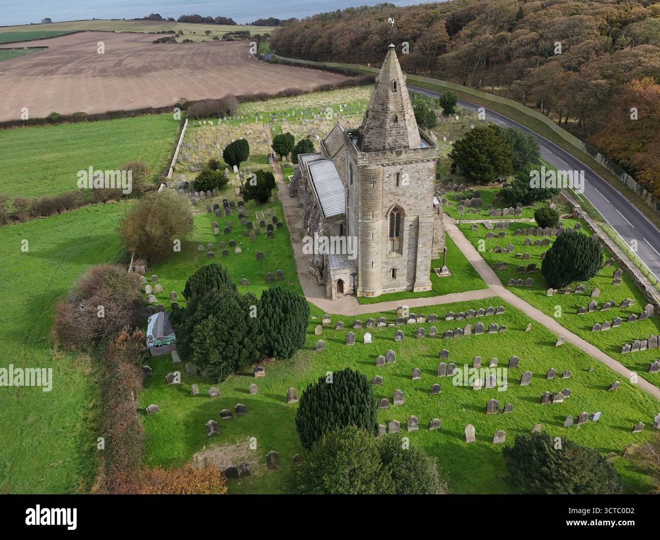 Church of St Oswald, Lythe, è la chiesa parrocchiale del villaggio di Lythe nel North Yorkshire Foto Stock