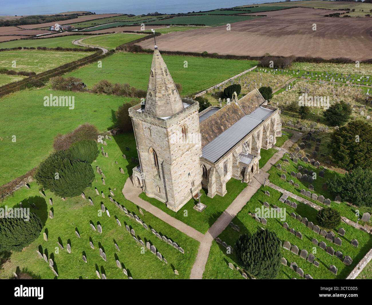 Church of St Oswald, Lythe, è la chiesa parrocchiale del villaggio di Lythe nel North Yorkshire Foto Stock