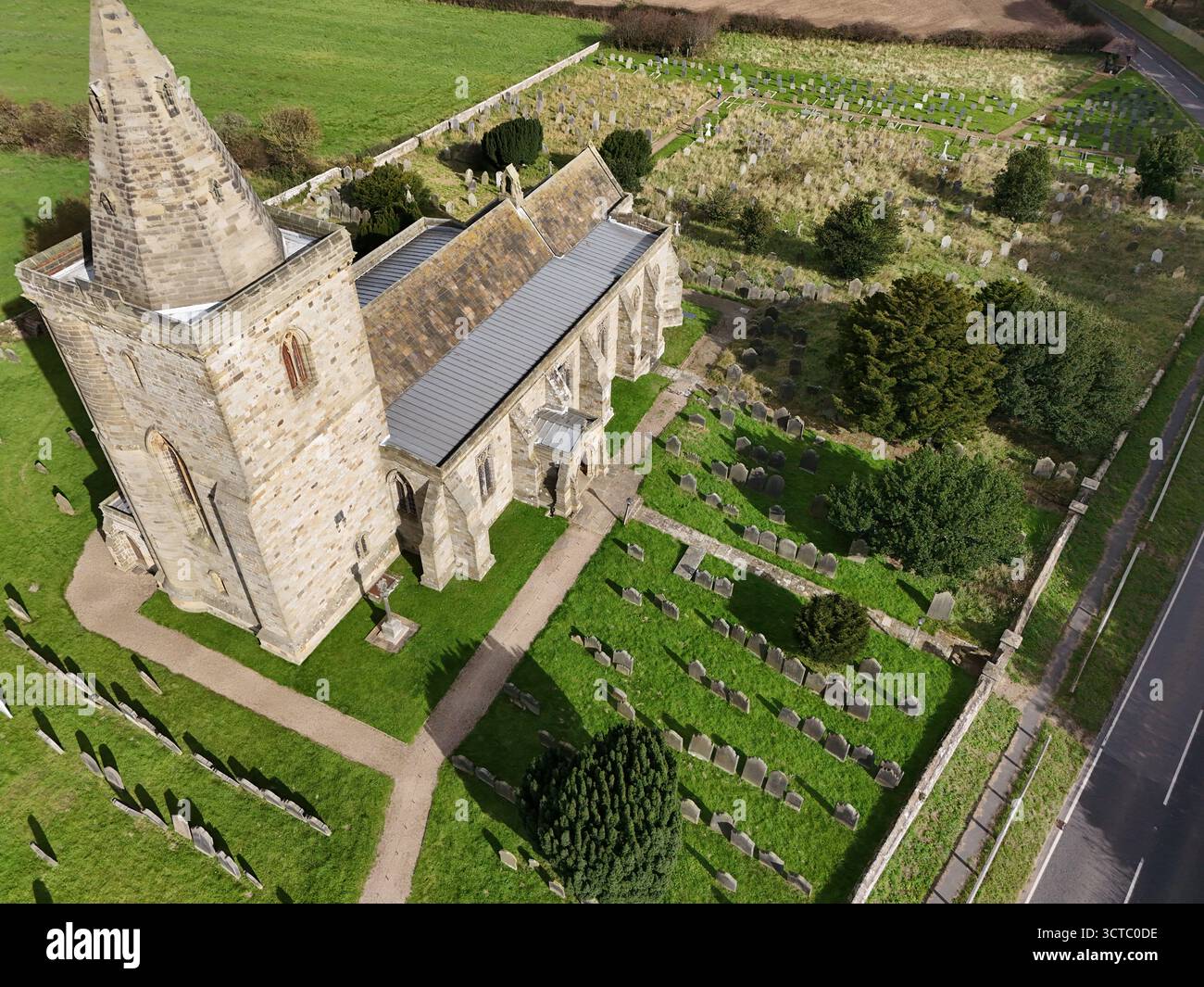 Church of St Oswald, Lythe, è la chiesa parrocchiale del villaggio di Lythe nel North Yorkshire Foto Stock
