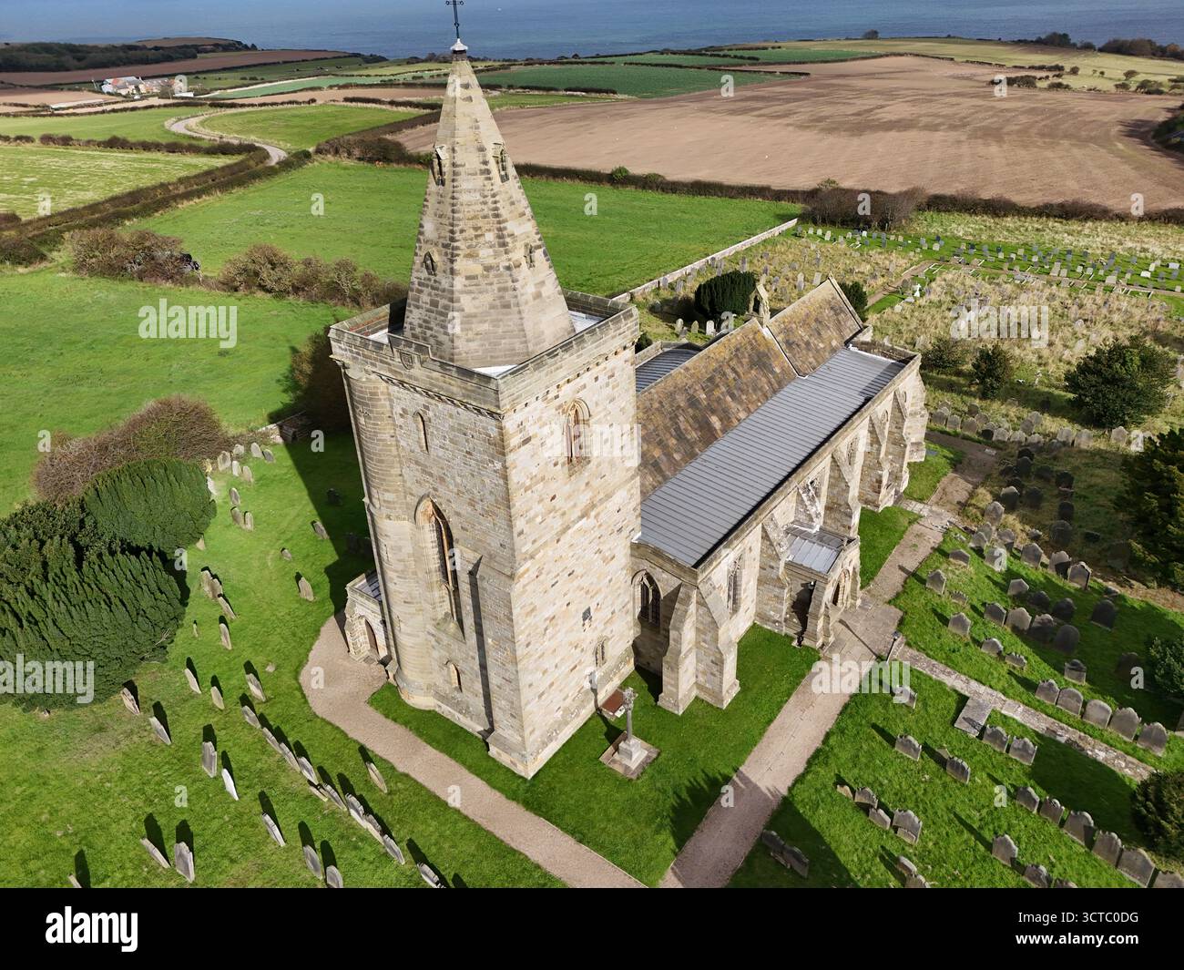 Church of St Oswald, Lythe, è la chiesa parrocchiale del villaggio di Lythe nel North Yorkshire Foto Stock