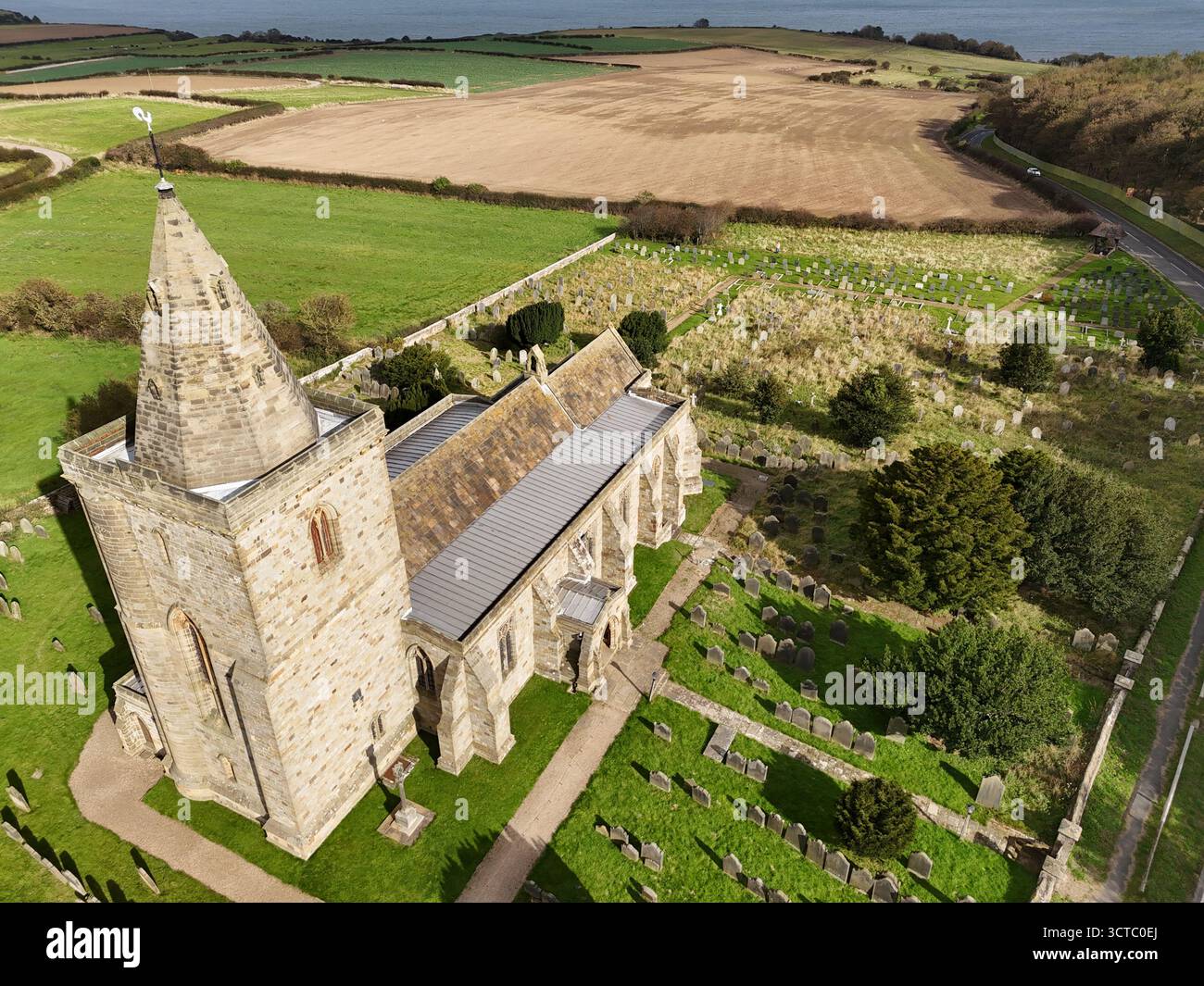 Church of St Oswald, Lythe, è la chiesa parrocchiale del villaggio di Lythe nel North Yorkshire Foto Stock