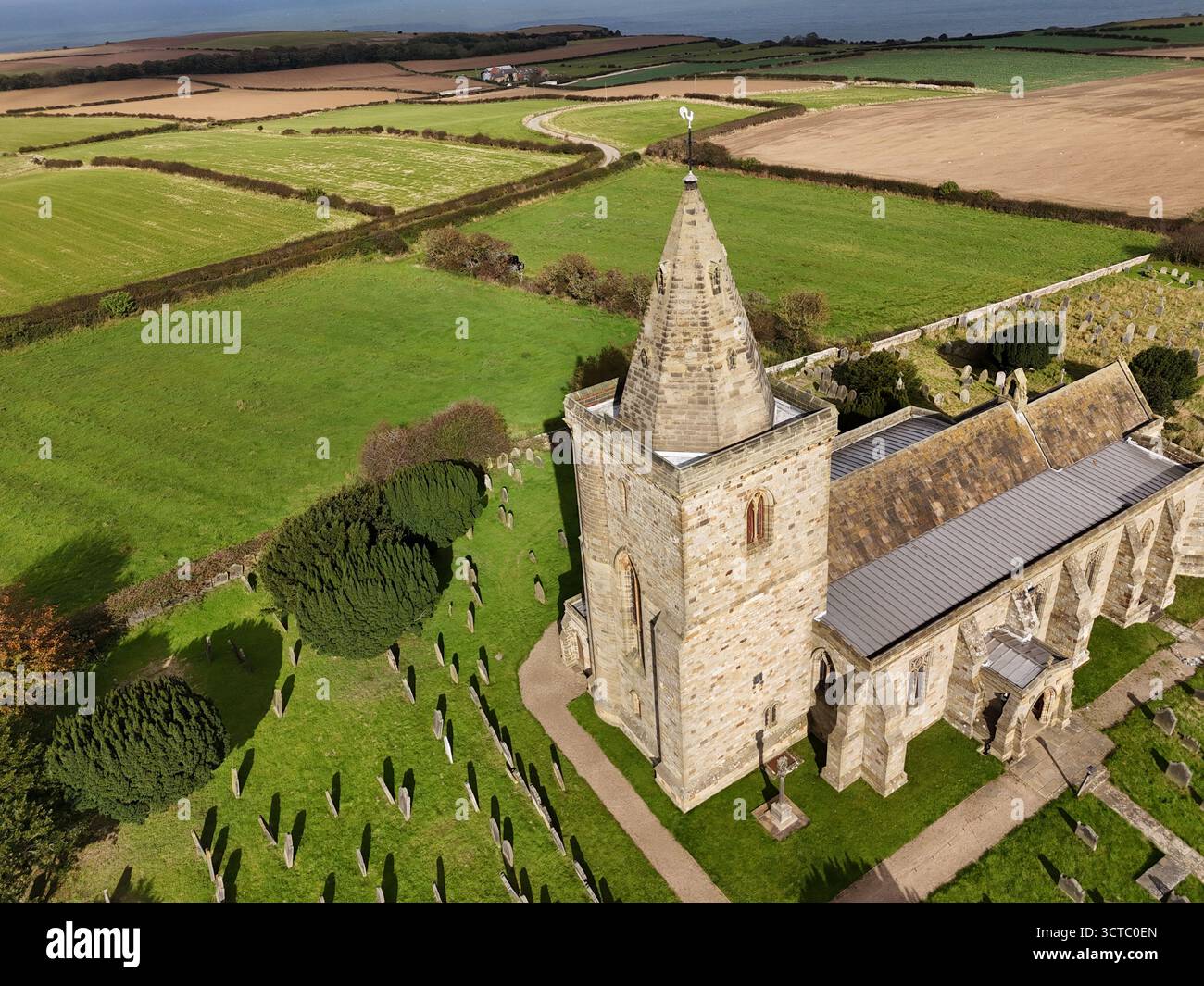 Church of St Oswald, Lythe, è la chiesa parrocchiale del villaggio di Lythe nel North Yorkshire Foto Stock
