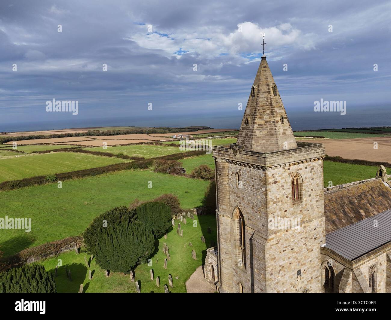 Church of St Oswald, Lythe, è la chiesa parrocchiale del villaggio di Lythe nel North Yorkshire Foto Stock