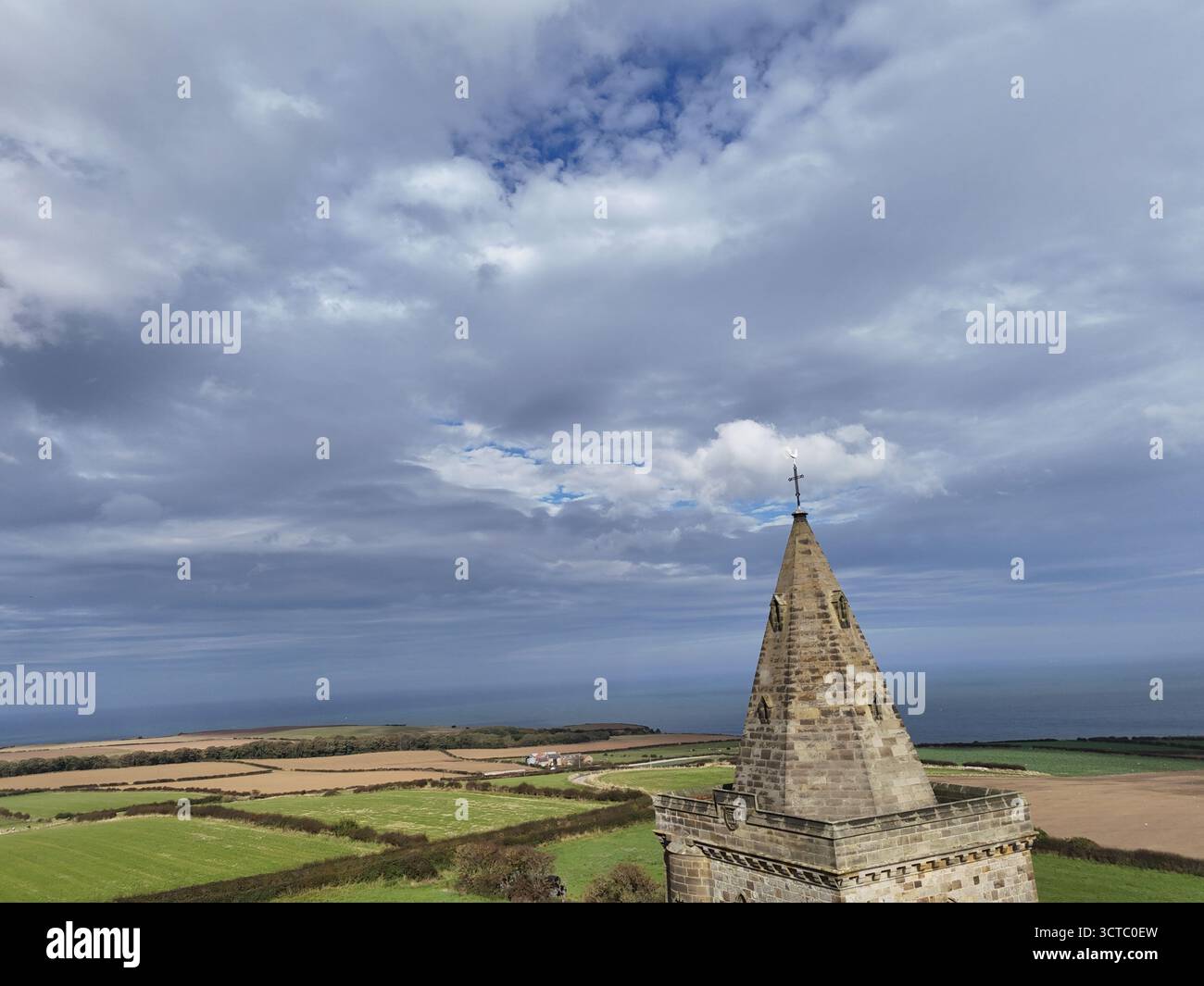Church of St Oswald, Lythe, è la chiesa parrocchiale del villaggio di Lythe nel North Yorkshire Foto Stock