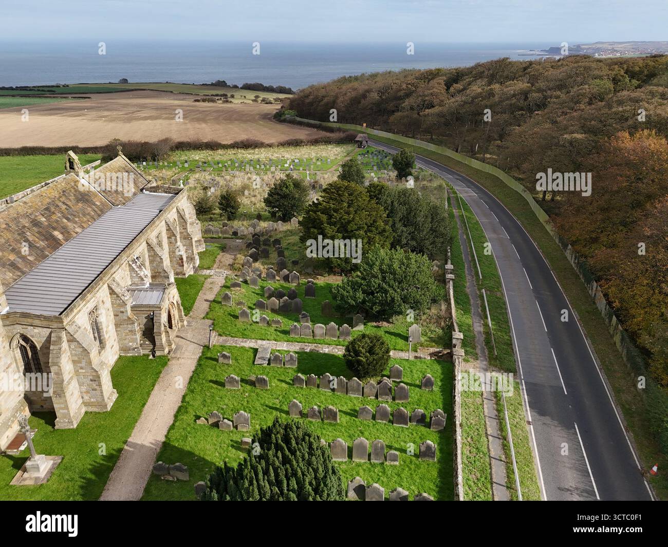 Church of St Oswald, Lythe, è la chiesa parrocchiale del villaggio di Lythe nel North Yorkshire Foto Stock