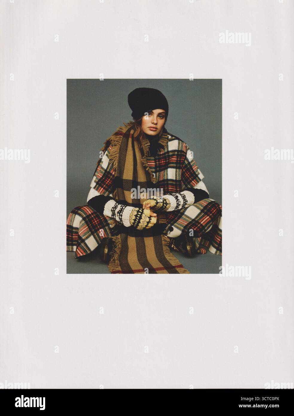 Poster pubblicitario casa di moda Burberry su rivista di carta da 2017 anni, pubblicità, pubblicità creativa Burberry 2010s Foto Stock