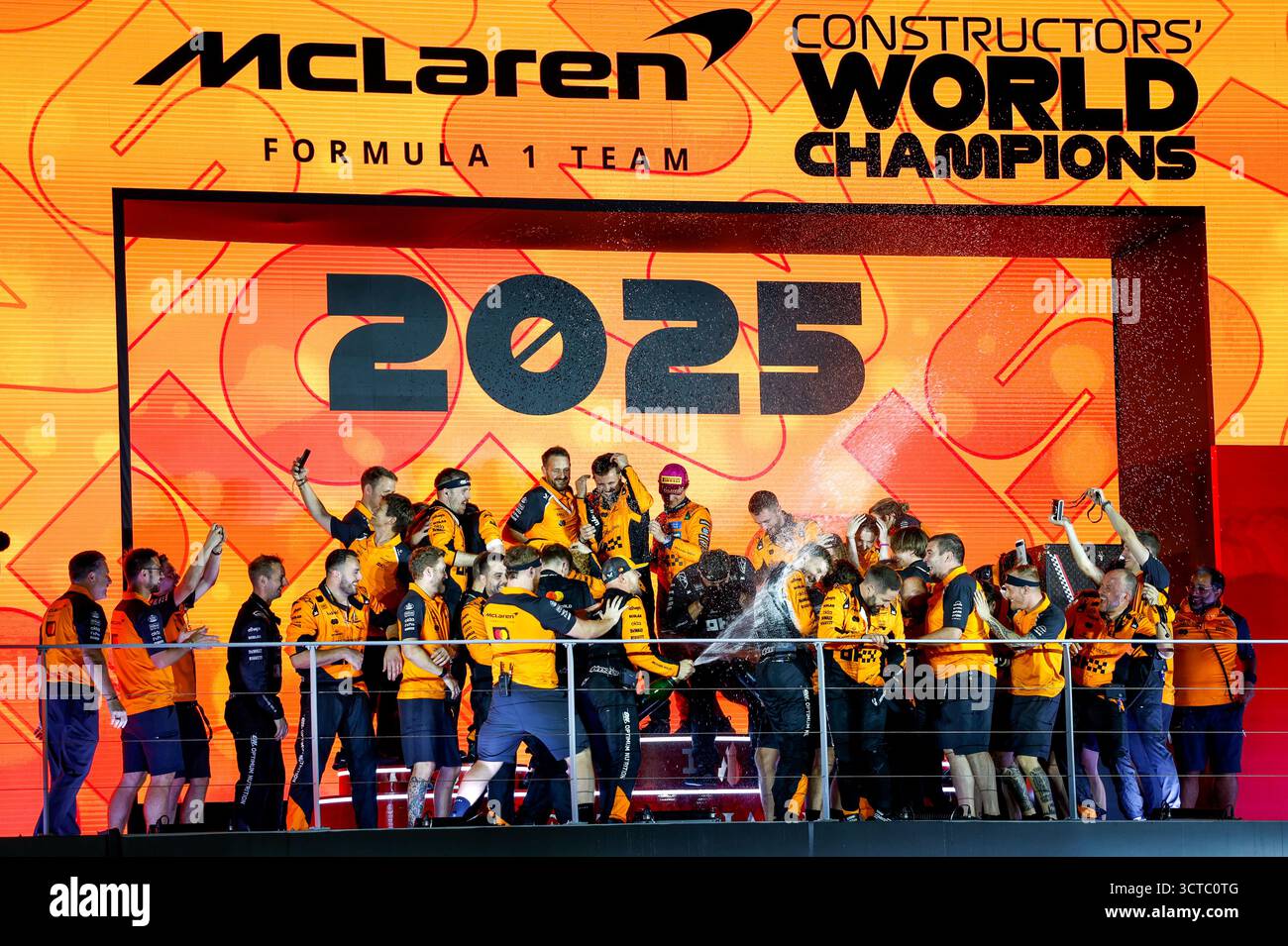 McLaren F1 Team Constructor World Title durante il Gran Premio di Formula 1 di Singapore 2025, 18° round del Campionato del mondo FIA di Formula 1 2025 dal 3 al 5 ottobre 2025 sul circuito di Marina Bay Street, a Singapore Foto Stock