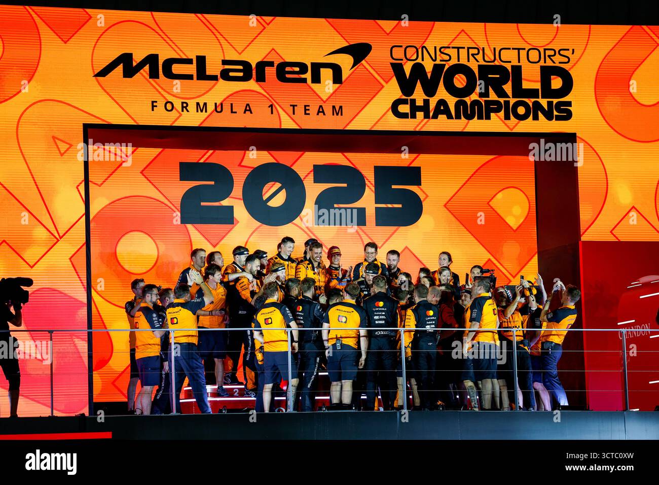McLaren F1 Team Constructor World Title durante il Gran Premio di Formula 1 di Singapore 2025, 18° round del Campionato del mondo FIA di Formula 1 2025 dal 3 al 5 ottobre 2025 sul circuito di Marina Bay Street, a Singapore Foto Stock