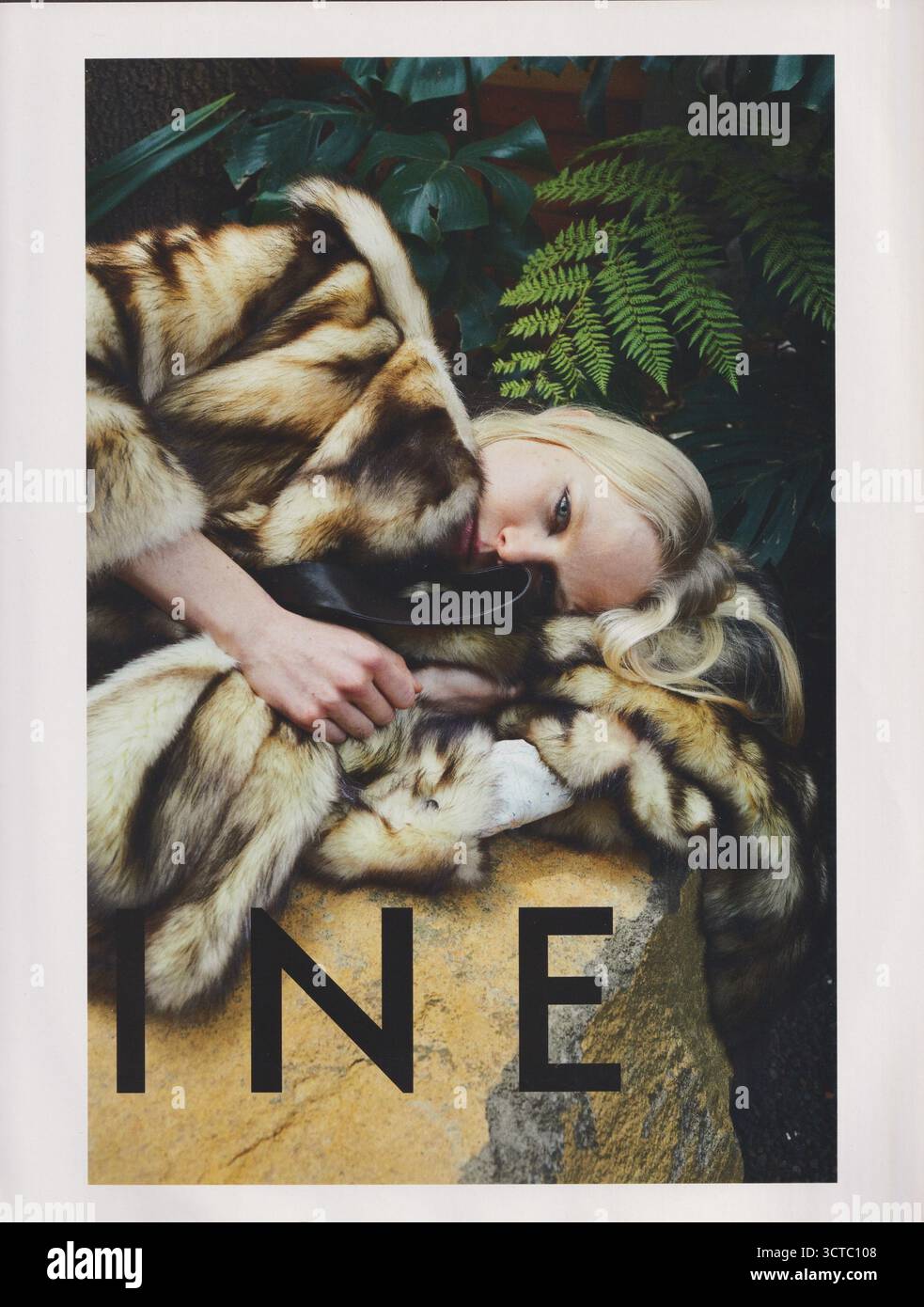Poster che pubblicizza la casa di moda CELINE su rivista cartacea dell'anno 2017, pubblicità, pubblicità creativa di Celine degli anni '2010 Foto Stock