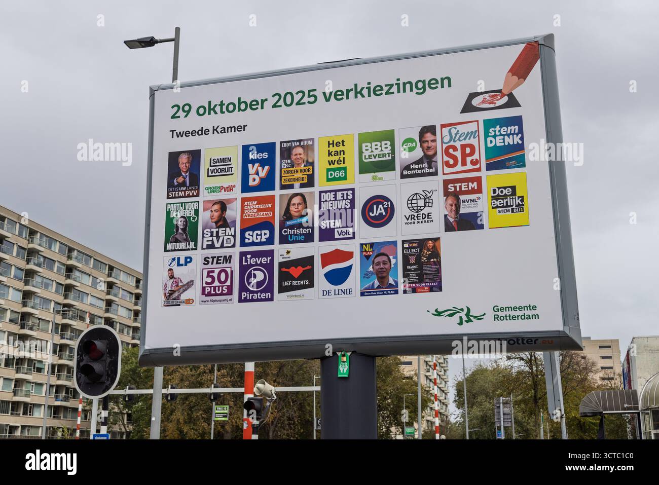 Primo piano di un cartellone elettorale con loghi e volti dei candidati alle elezioni della seconda camera olandese del 29 ottobre 2025. Rotterdam, Paesi Bassi Foto Stock