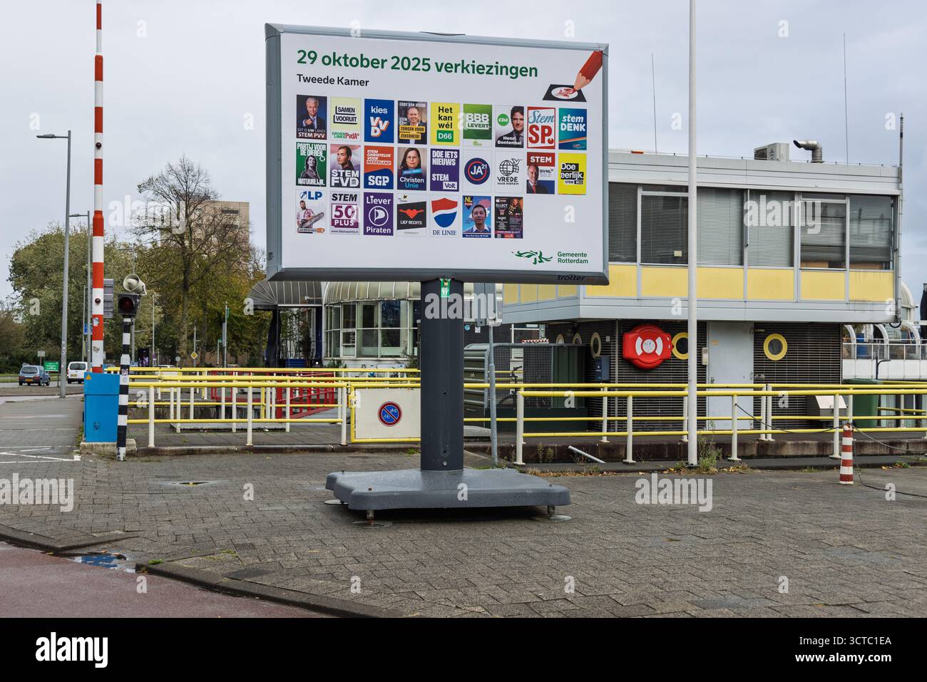 Un cartellone elettorale in una zona industriale, che promuove le elezioni olandesi sullo sfondo di un edificio portuale. Rotterdam, Paesi Bassi. 19 ottobre Foto Stock