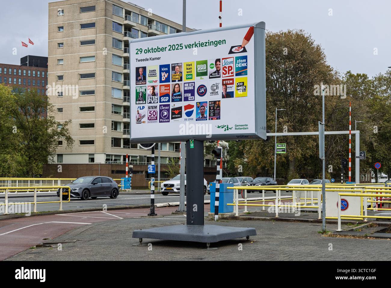 Un cartellone pubblicitario che promuove le elezioni olandesi del 29 ottobre 2025, mostrando vari leader del partito e loghi. Rotterdam, Paesi Bassi. 19 ottobre Foto Stock