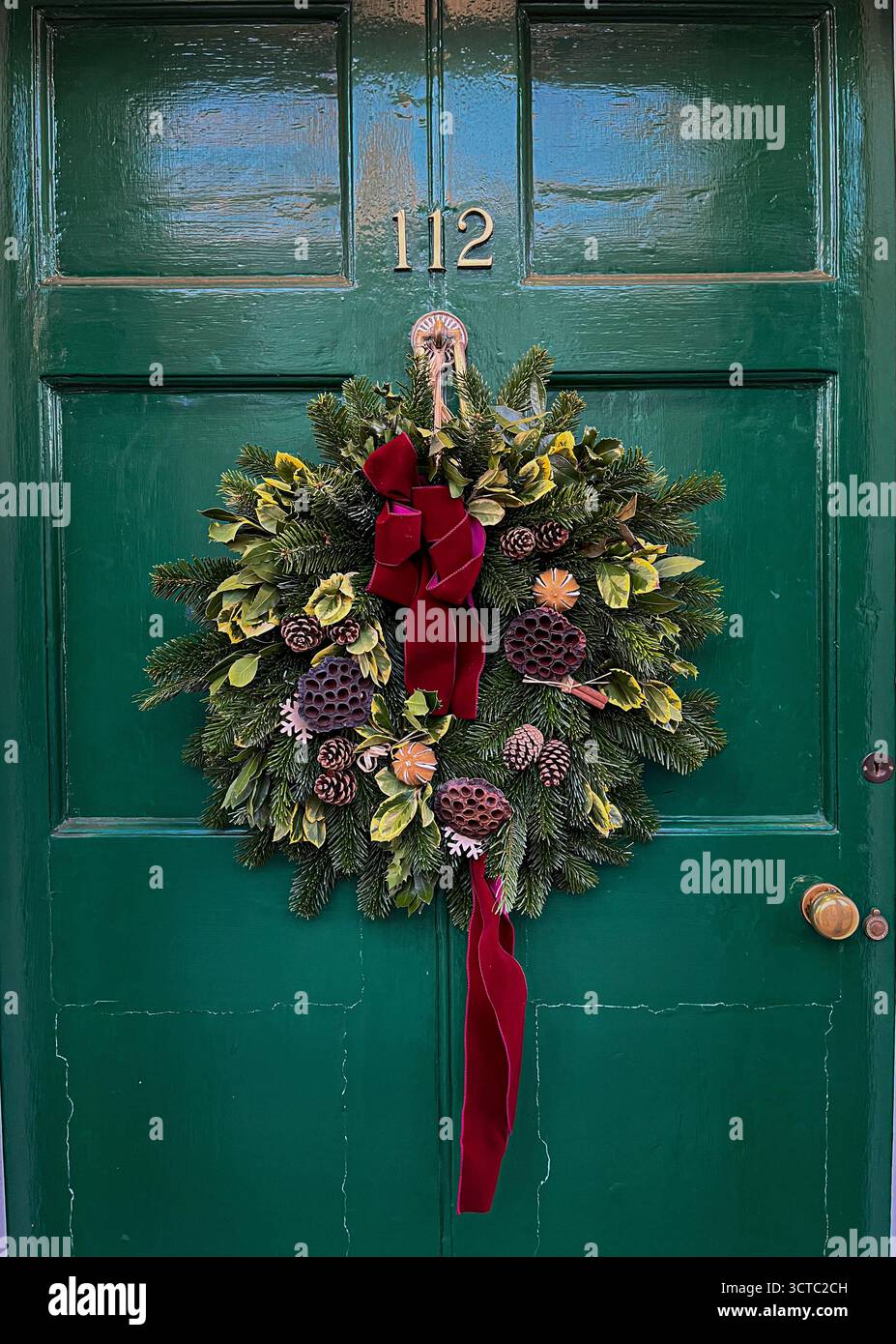 Corona di Natale su una porta di legno verde - Immagine stock catturata con smartphone