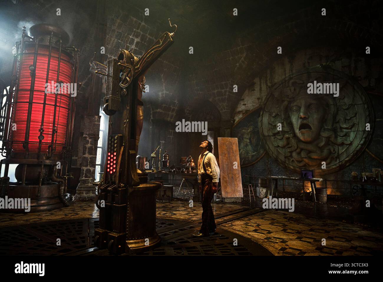 Frankenstein (2025) diretto da Guillermo del Toro e interpretato da Oscar Isaac nel ruolo di Victor Frankenstein e Jacob Elordi nel ruolo della creatura. La ricerca di un brillante scienziato per conquistare la morte crea un mostro tragico e porta alla sua caduta. Foto pubblicitarie SOLO PER USO EDITORIALE. Credito: BFA / Ken Woroner / Netflix Foto Stock