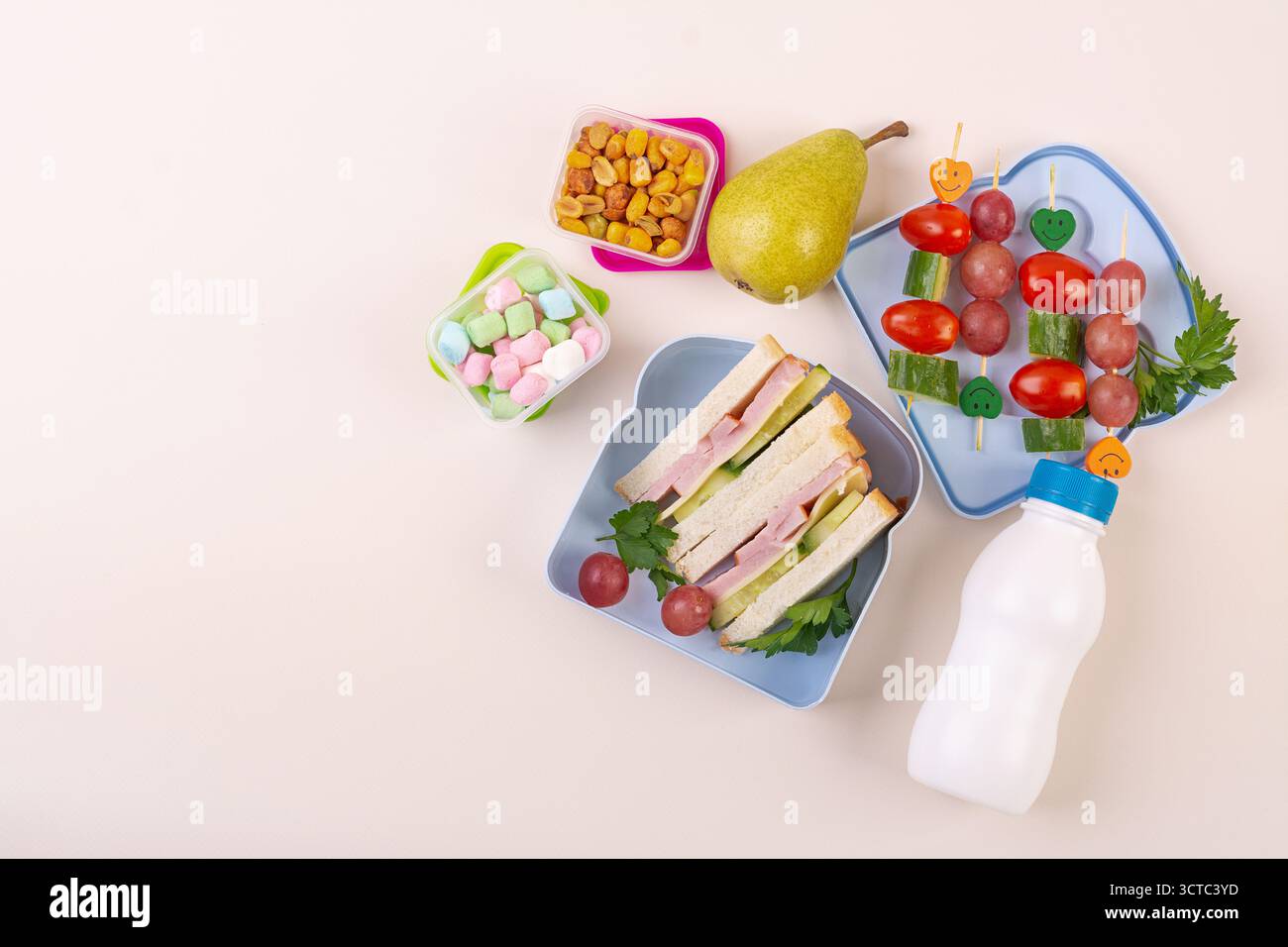 Pranzo scolastico salutare con panino e spiedino di frutta Foto Stock
