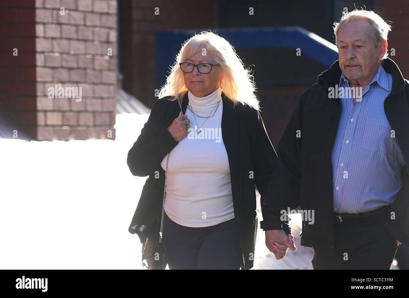 Karen Spragg (a sinistra) arriva alla Leicester Crown Court, dove è accusata di stalking che comporta un grave allarme o angoscia, in relazione a un'indagine sul presunto stalking della famiglia di Madeleine McCann. Data foto: Lunedì 6 ottobre 2025. Foto Stock