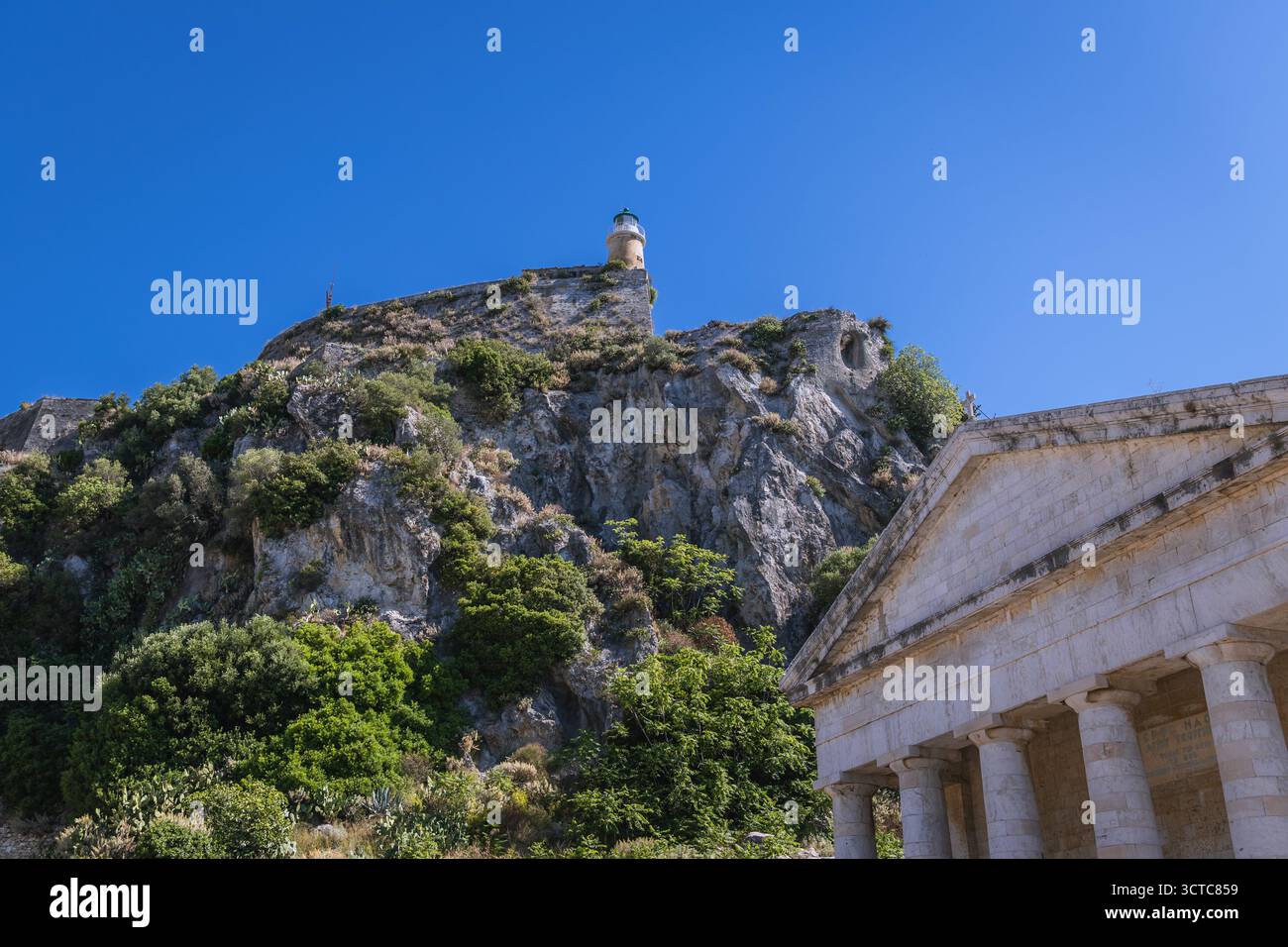 Faro e Chiesa di San Giorgio nella Fortezza Vecchia nella città di Corfù sull'isola di Corfù, Grecia Foto Stock