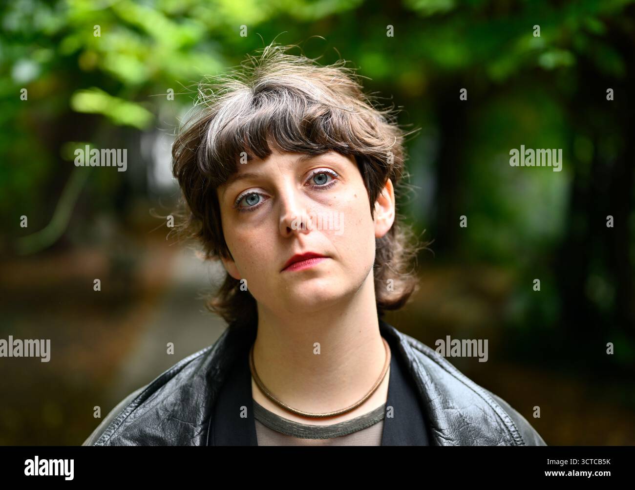 L'autrice Fiona Sironic martedì 23 settembre 2025, durante un'intervista con l'Agenzia di stampa APA-Austria a Vienna, Austria. L'autrice tedesca di Vienna Fiona Sironic è tra i finalisti del Premio tedesco del libro del 2025 con il suo romanzo "Am Samstag gehen die Mädchen in den Wald und jagen Sachen in Die Luft" (il sabato, le ragazze vanno nella foresta e fanno saltare in aria le cose). - 20250923 PD21336 credito: APA-PictureDesk/Alamy Live News Foto Stock