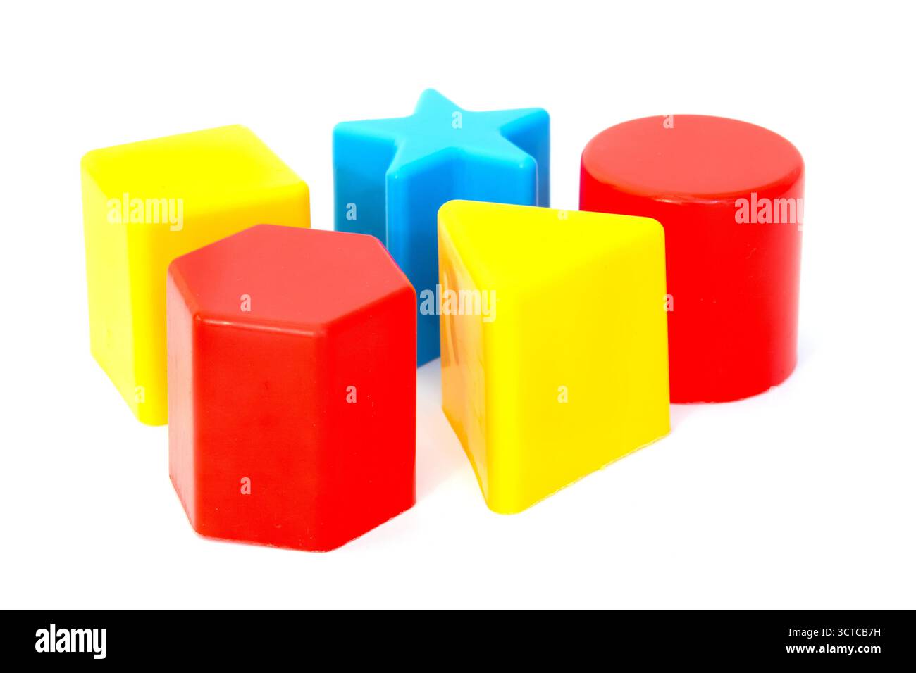 Cinque forme di plastica in blu, rosso e giallo su sfondo bianco Foto Stock