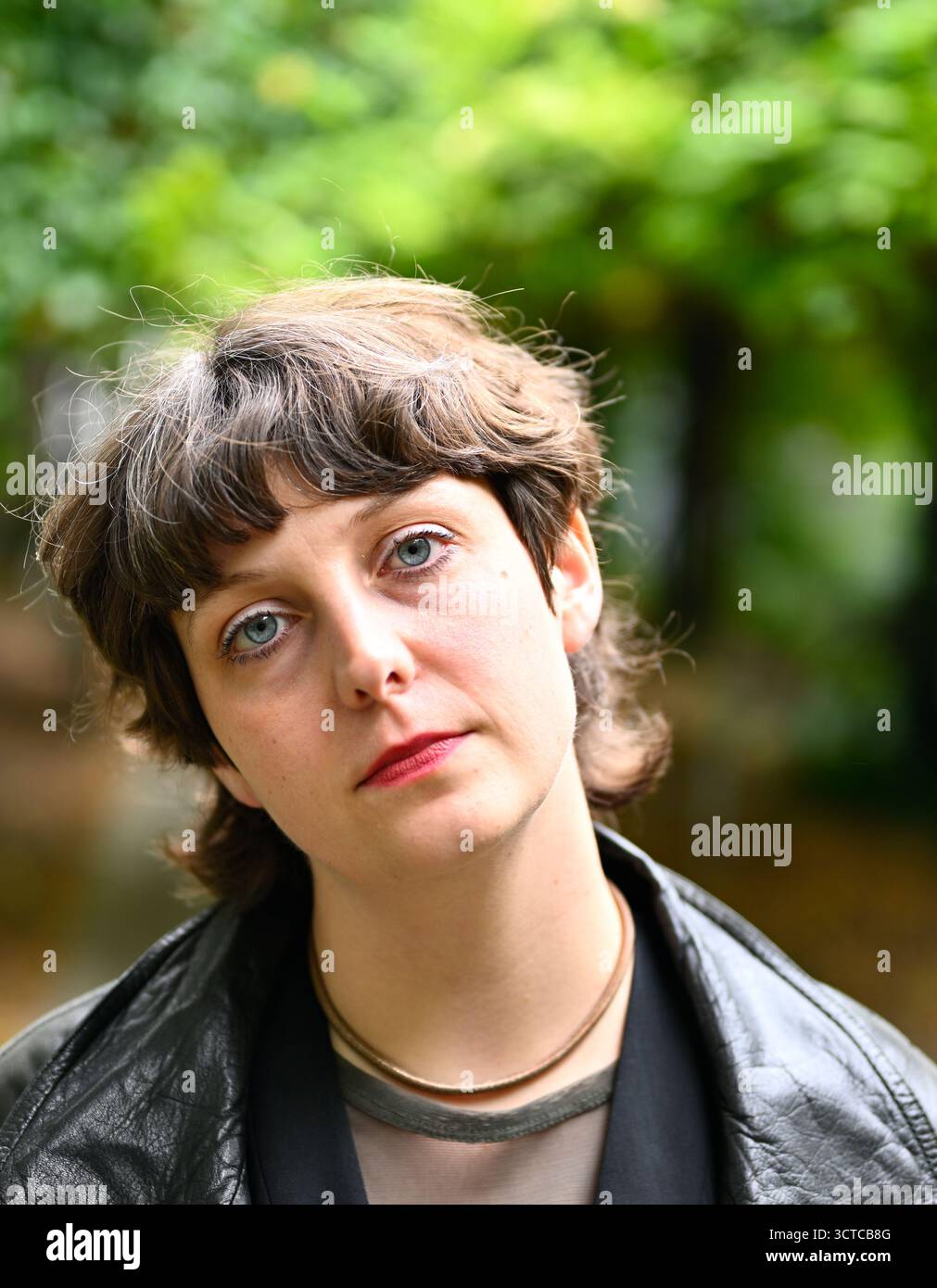 L'autrice Fiona Sironic martedì 23 settembre 2025, durante un'intervista con l'Agenzia di stampa APA-Austria a Vienna, Austria. L'autrice tedesca di Vienna Fiona Sironic è tra i finalisti del Premio tedesco del libro del 2025 con il suo romanzo "Am Samstag gehen die Mädchen in den Wald und jagen Sachen in Die Luft" (il sabato, le ragazze vanno nella foresta e fanno saltare in aria le cose). - 20250923 PD21331 credito: APA-PictureDesk/Alamy Live News Foto Stock