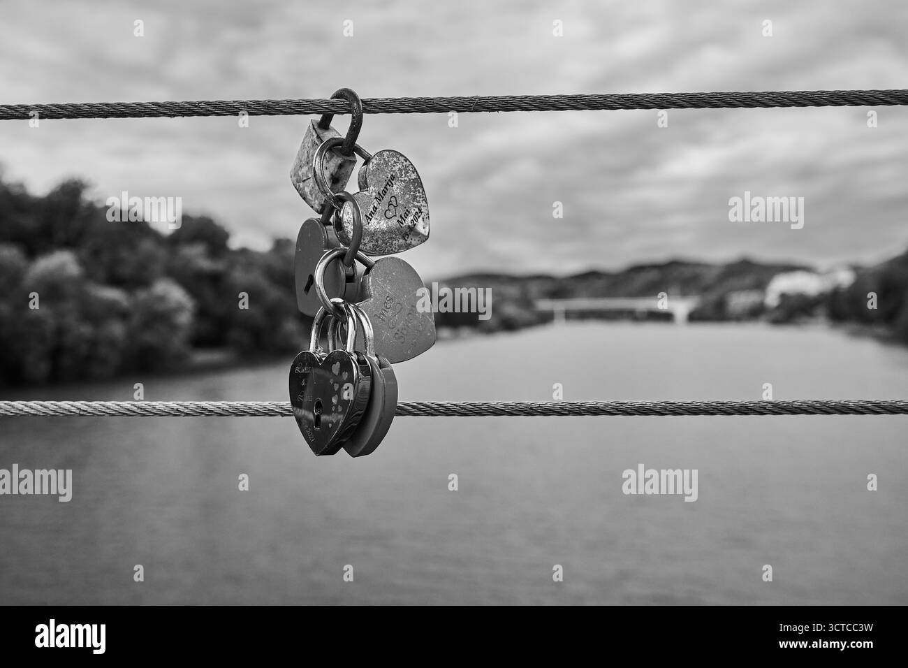 Lucchetti nella città di Ptuj, Slovenia, foto in bianco e nero. Foto Stock