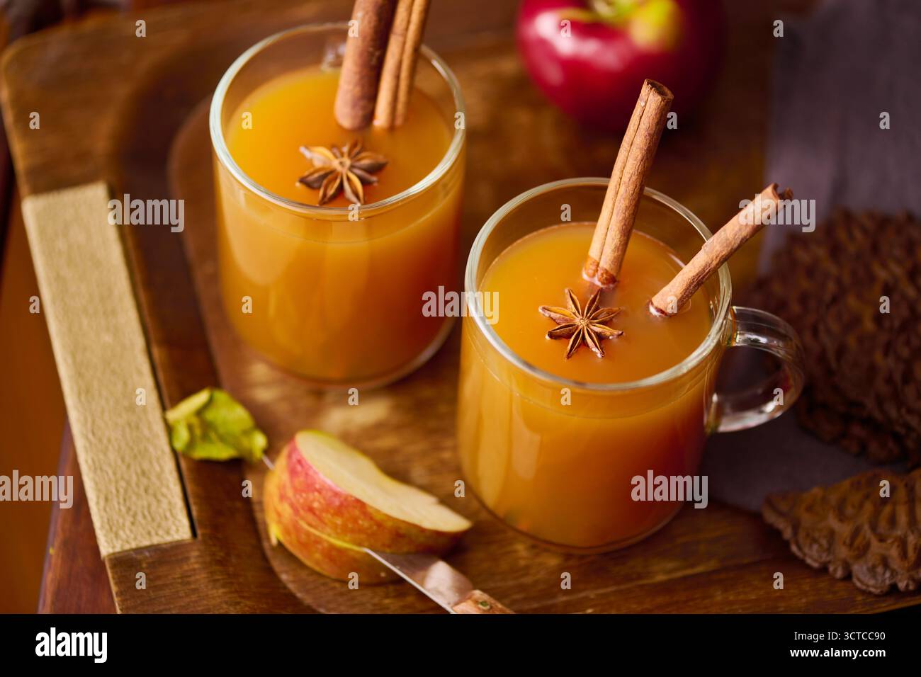 Sidro di mele biologico con bastoncini alla cannella Foto Stock