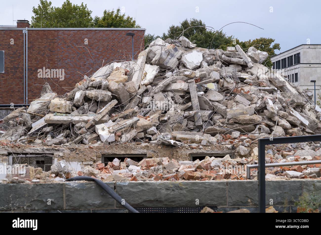 Cumulo di calcestruzzo, mattoni e detriti di armatura derivanti dalla demolizione di un edificio Foto Stock