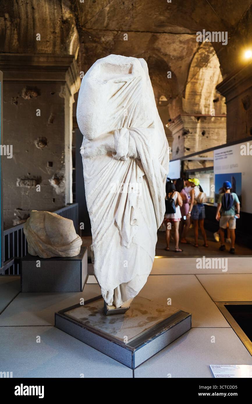 Statua femminile dell'antica Roma, esposta all'interno del Colosseo romano Foto Stock